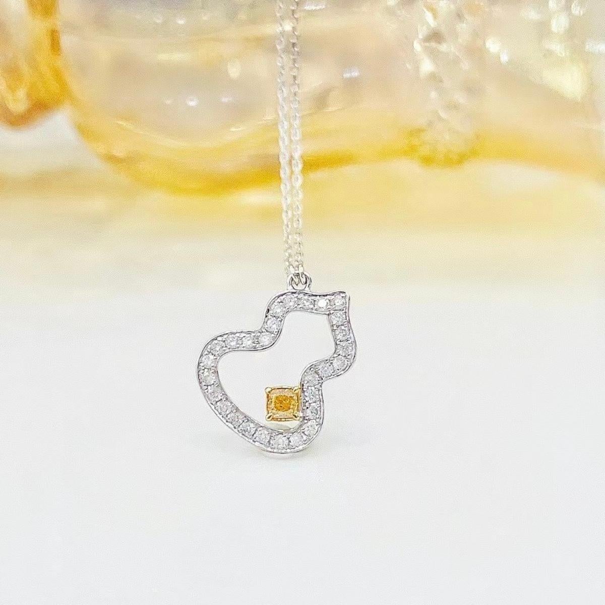 Collier en forme de gourde en or blanc 18 carats, diamant jaune fantaisie taille coussin

1 diamant jaune fantaisie - 0,09 CT
Diamants - 0,17 CT
Poids total - 1,90 GM