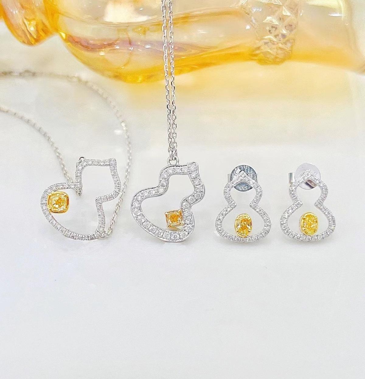 Taille coussin Collier en forme de gourde en or blanc 18 carats, diamant jaune fantaisie taille coussin en vente