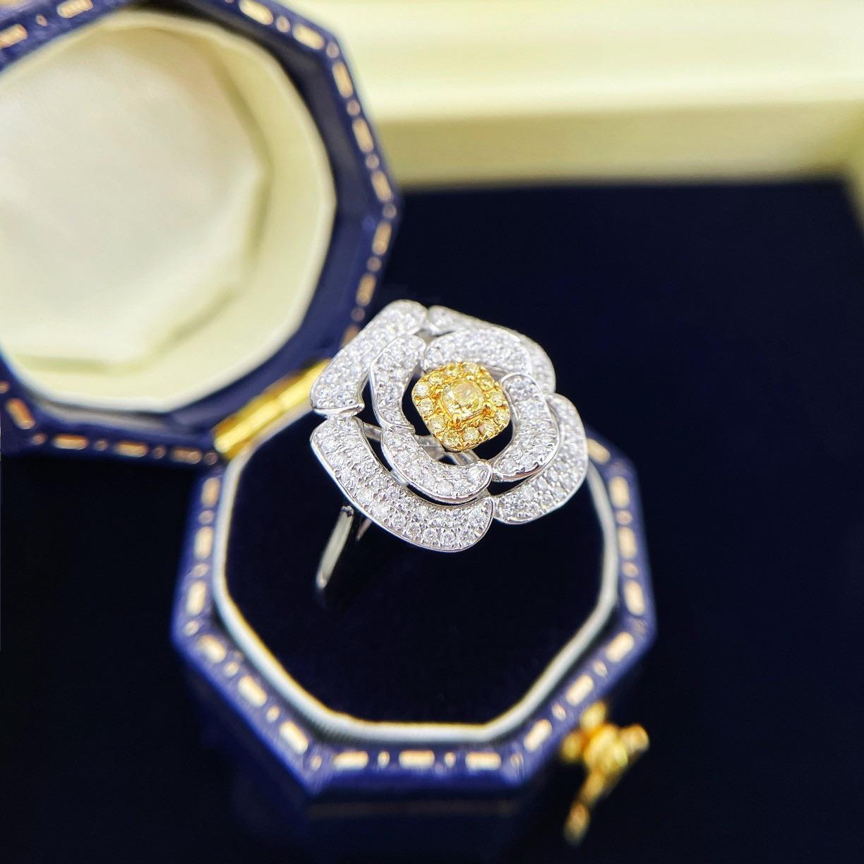 18 Karat Weißgold Floral-Diamantring mit natürlichem Blumenschliff im Kissenschliff (Resizable) (Moderne) im Angebot