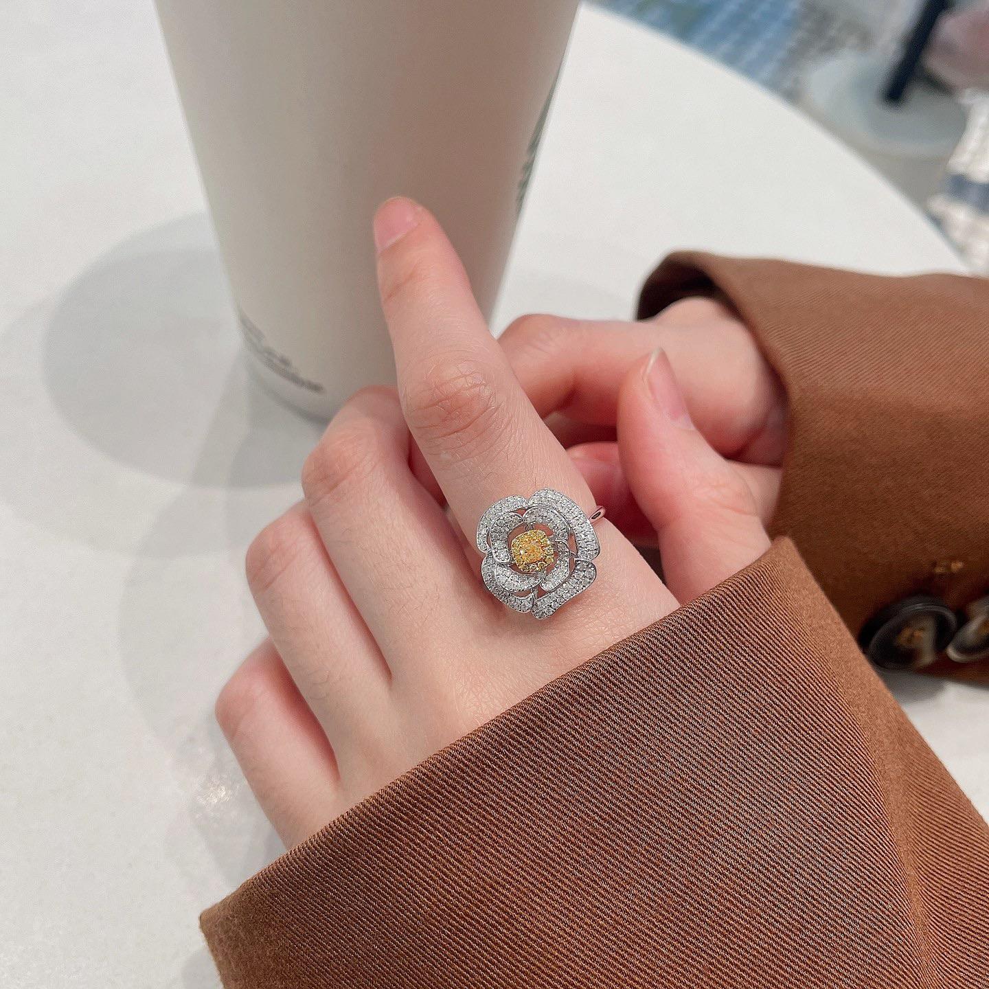 18 Karat Weißgold Floral-Diamantring mit natürlichem Blumenschliff im Kissenschliff (Resizable) im Zustand „Neu“ im Angebot in Hong Kong, HK