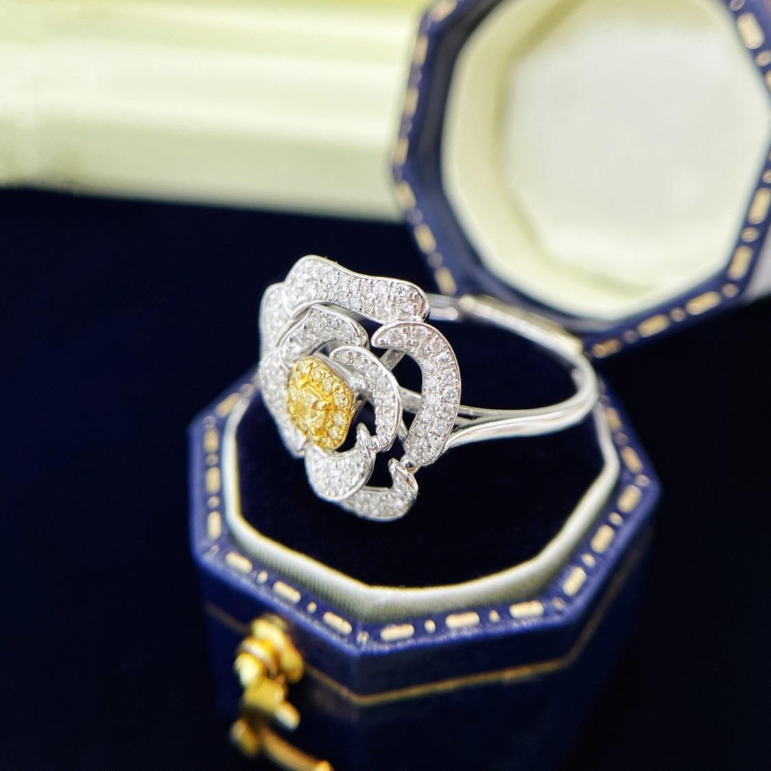 18 Karat Weißgold Floral-Diamantring mit natürlichem Blumenschliff im Kissenschliff (Resizable) Damen im Angebot