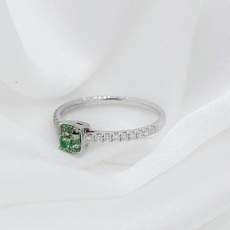 Bague jonc en or blanc 18 carats avec diamants verts taille coussin

1 Cushion-Cut - 0,55 CT
Diamants - 0,20 CT

Or 18K - 1.85 GM
