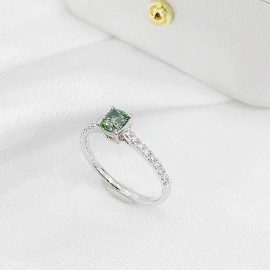 Moderne Bague jonc en or blanc 18 carats avec diamants verts taille coussin en vente
