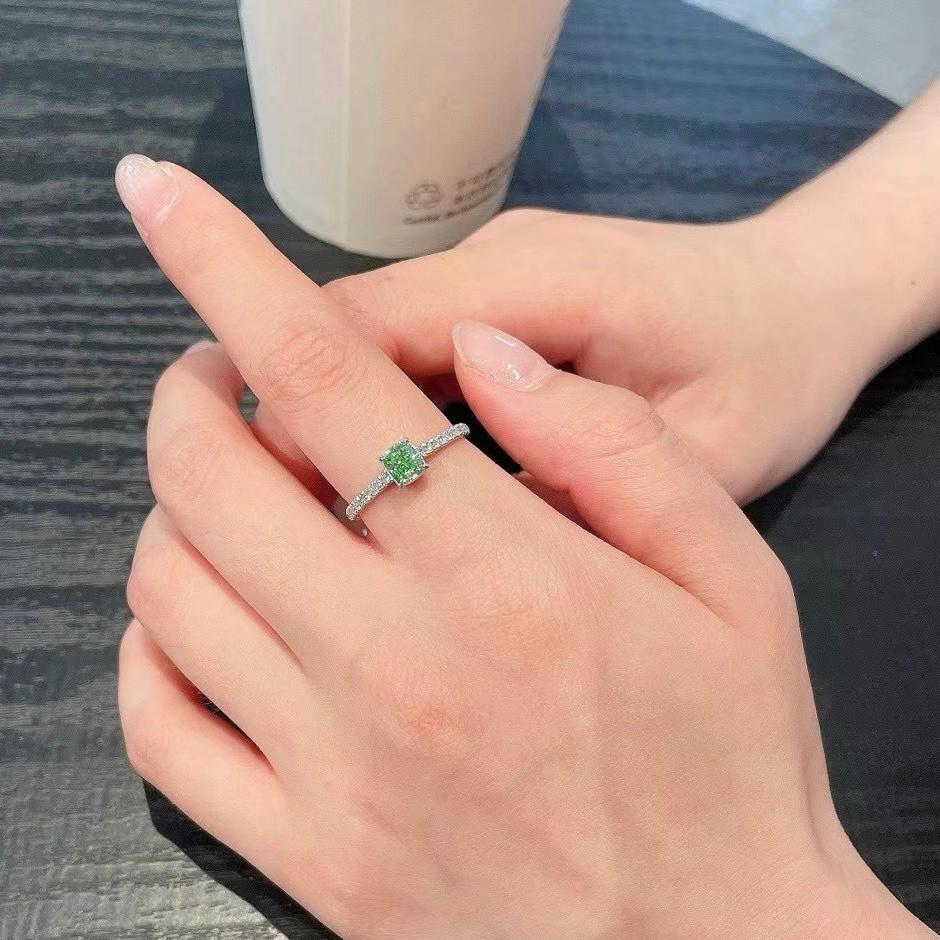 Taille coussin Bague jonc en or blanc 18 carats avec diamants verts taille coussin en vente