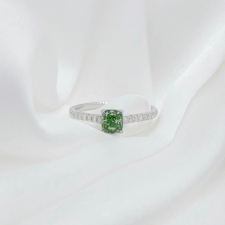 Bague jonc en or blanc 18 carats avec diamants verts taille coussin Neuf - En vente à Kowloon, HK