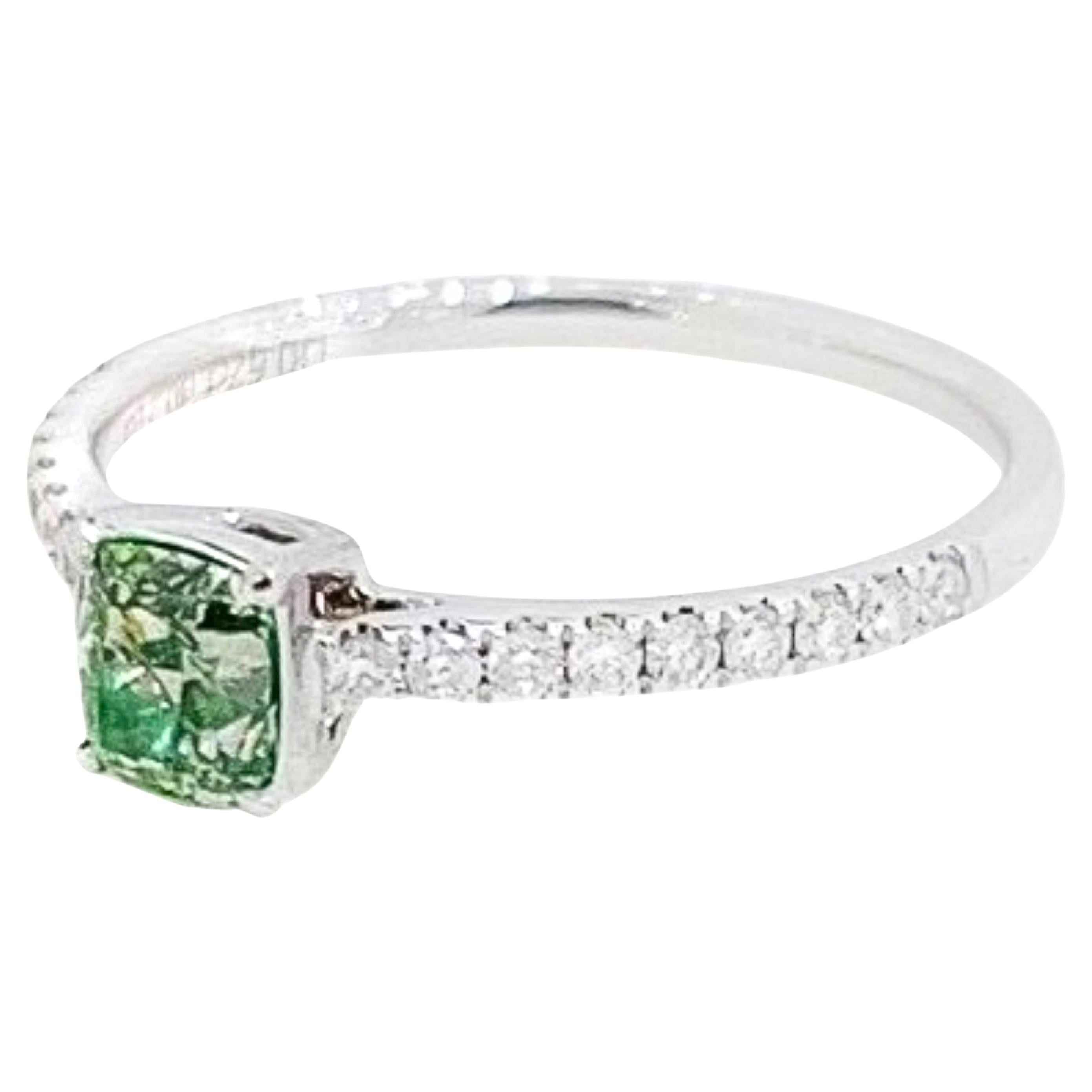 Anillo de oro blanco de 18 quilates con diamante verde talla cojín y diamantes