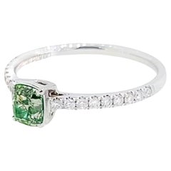 Anillo de oro blanco de 18 quilates con diamante verde talla cojín y diamantes