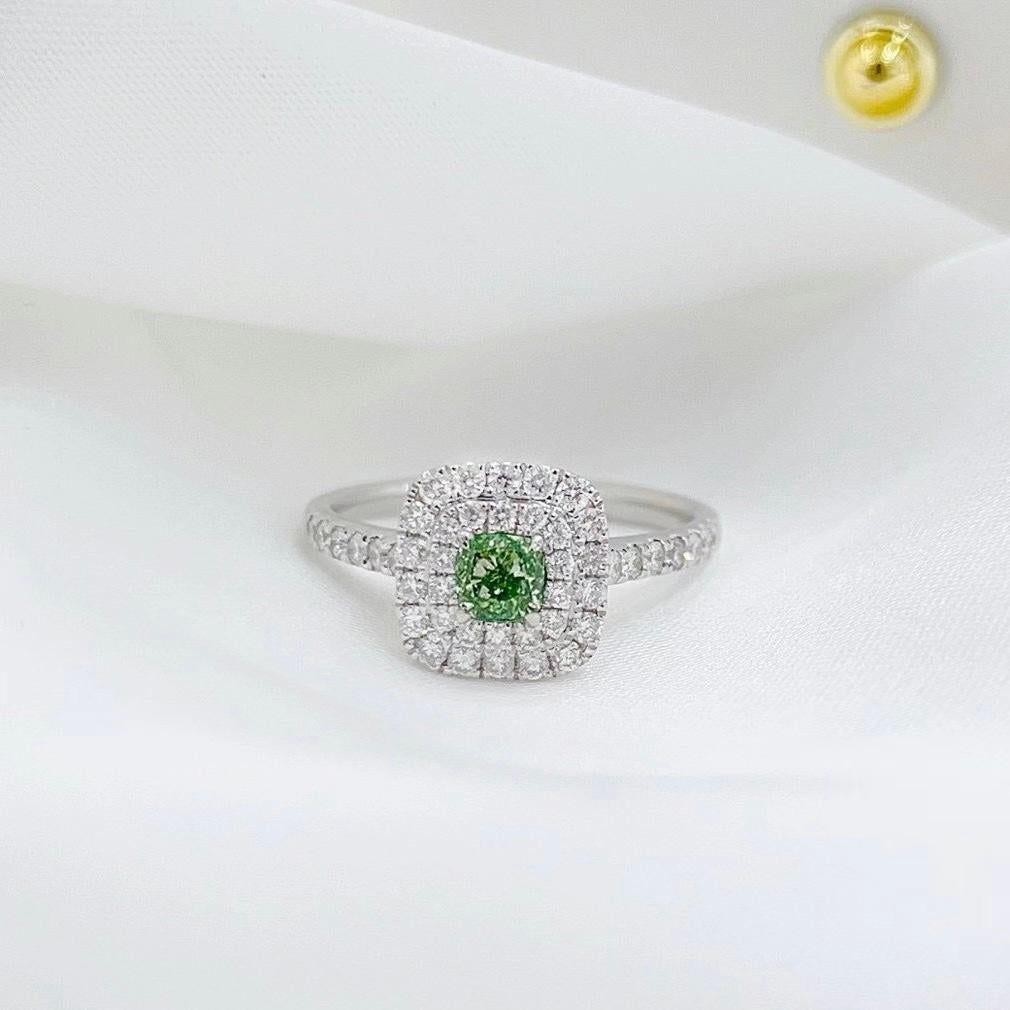 Bague en or blanc 18 carats diamant vert taille coussin 

1 diamant vert - 0,30 CT
Diamants - 0,42 CT
Poids total - 2,68 GM