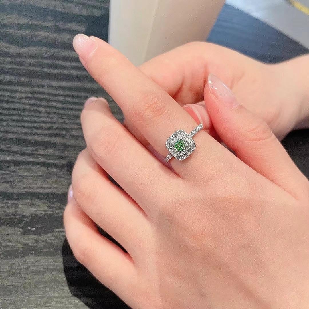 Moderne Bague en or blanc 18 carats diamant vert taille coussin en vente