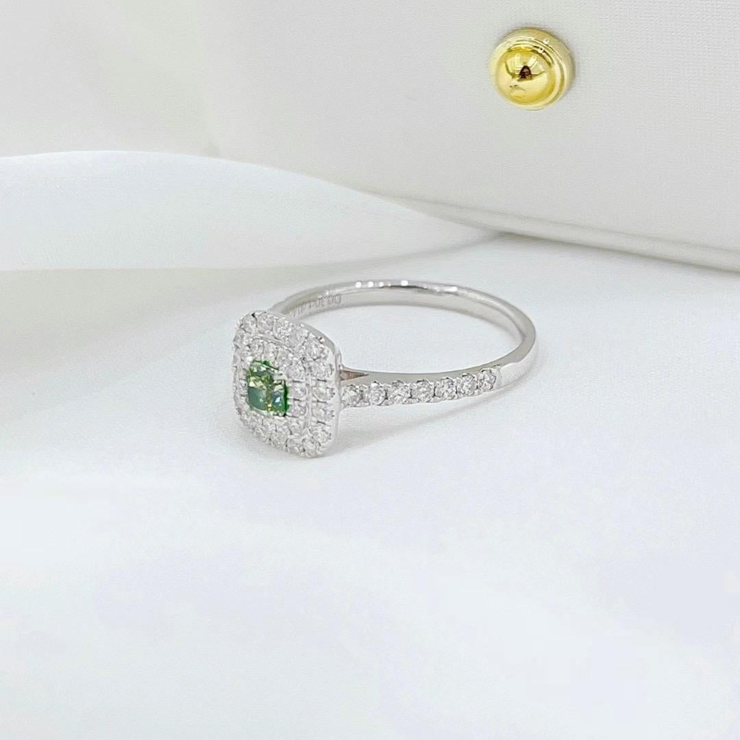 Taille coussin Bague en or blanc 18 carats diamant vert taille coussin en vente