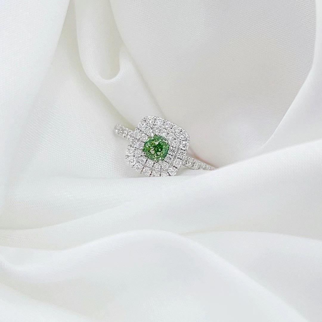 Bague en or blanc 18 carats diamant vert taille coussin Neuf - En vente à Kowloon, HK
