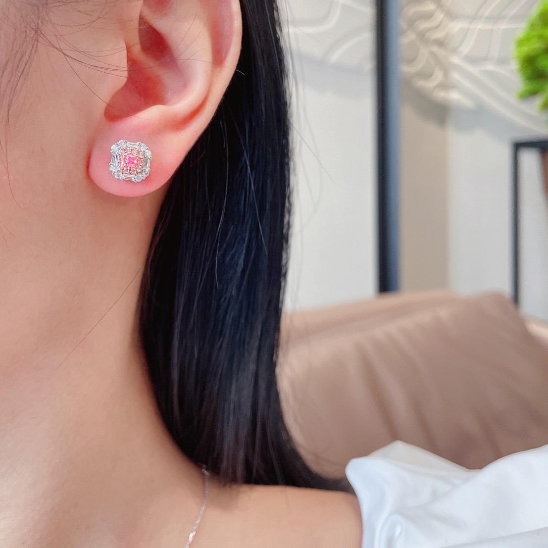 18K White Gold Cushion-Cut Pink Diamond & Baguette Diamond Earrings In New Condition For Sale In Kowloon, HK