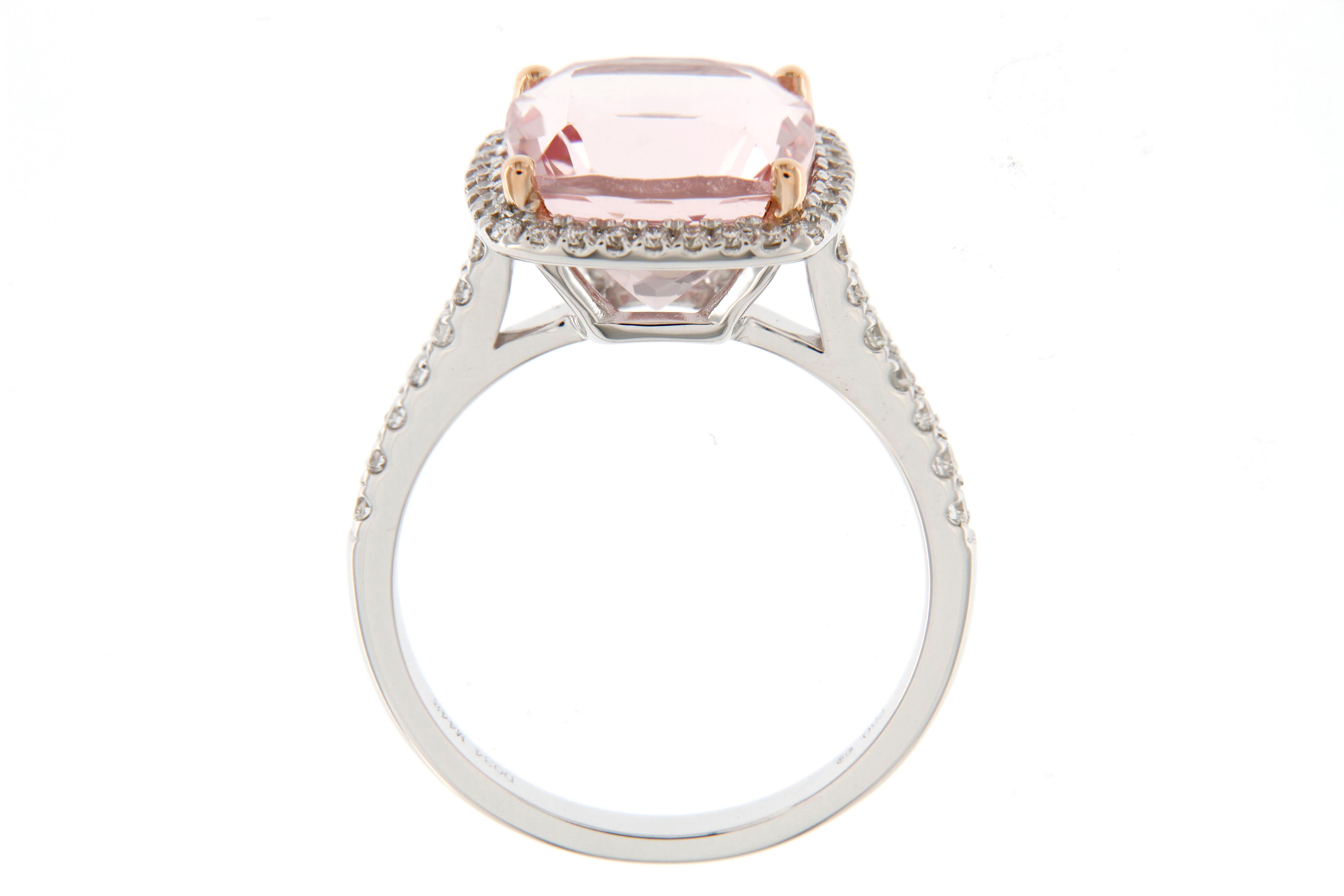 Anillo de oro blanco de 18 quilates con diamante Morganita rosa talla cojín 

Este llamativo anillo de vestir destaca una morganita rosa talla cojín, de 10x10 mm, bellamente engastada en luminoso oro blanco de 18 quilates.

Los suaves tonos rubor de