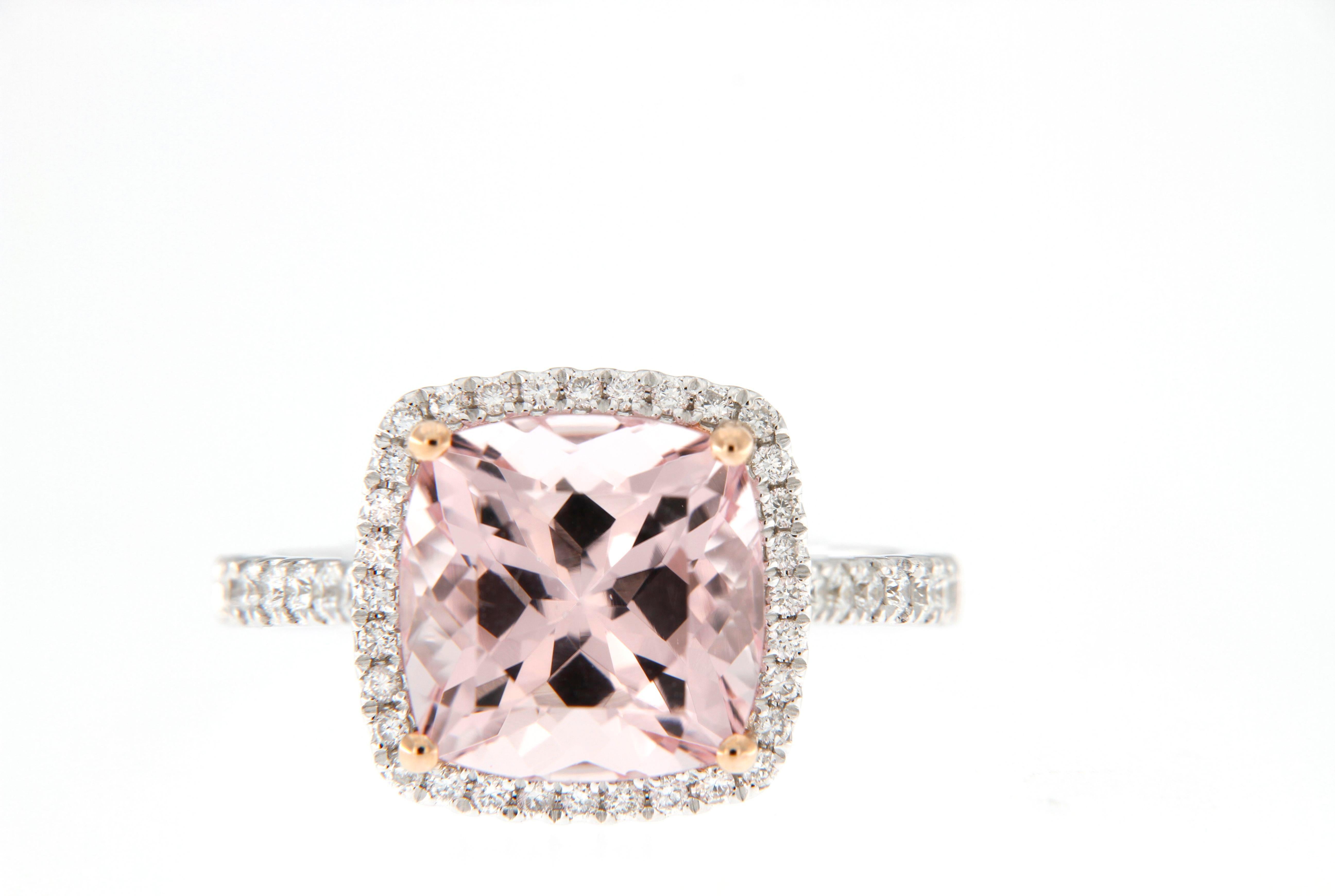 Anillo de oro blanco de 18 quilates con diamante Morganita rosa talla cojín Moderno en venta