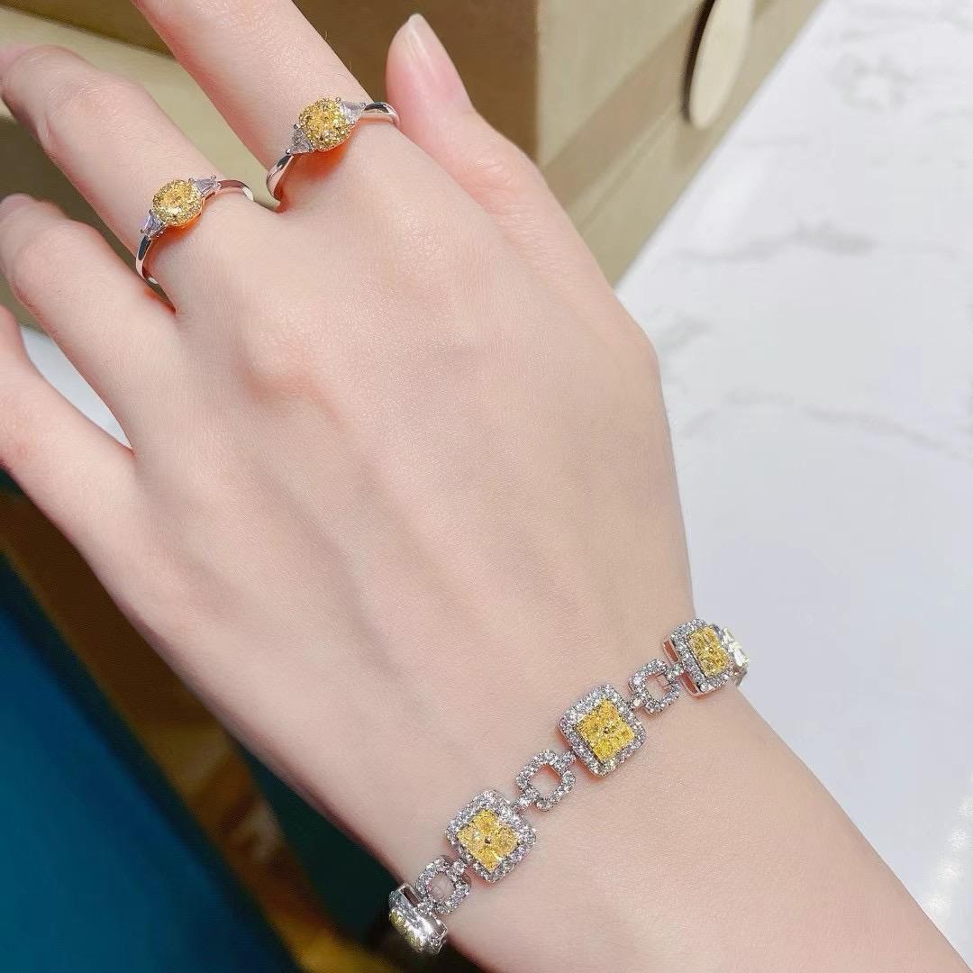 18K White Gold Cushion-Cut Yellow Diamond Bracelet with Diamonds In New Condition For Sale In Kowloon, HK