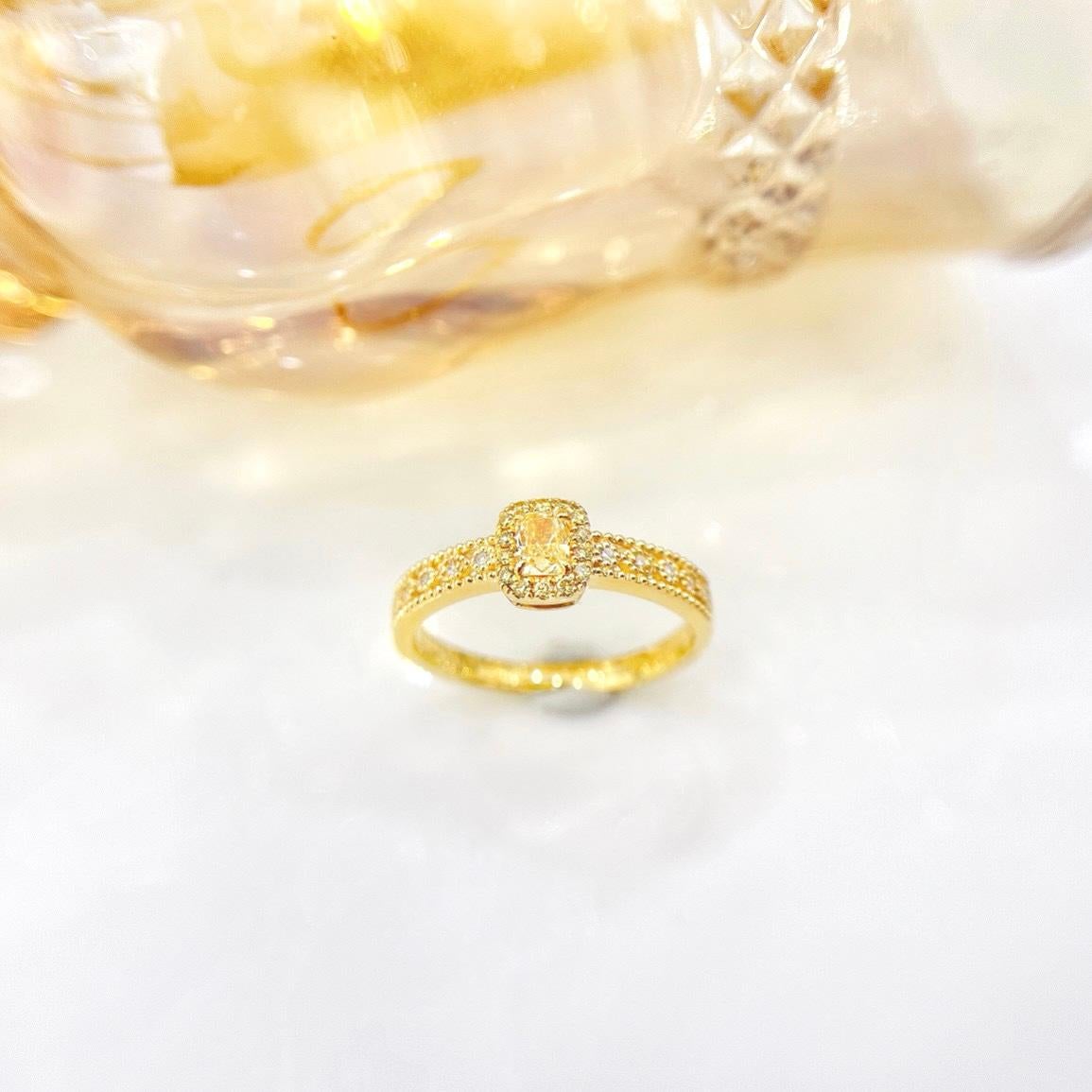 Moderno Anello con diamante giallo taglio cuscino in oro bianco 18 carati e diamanti in vendita