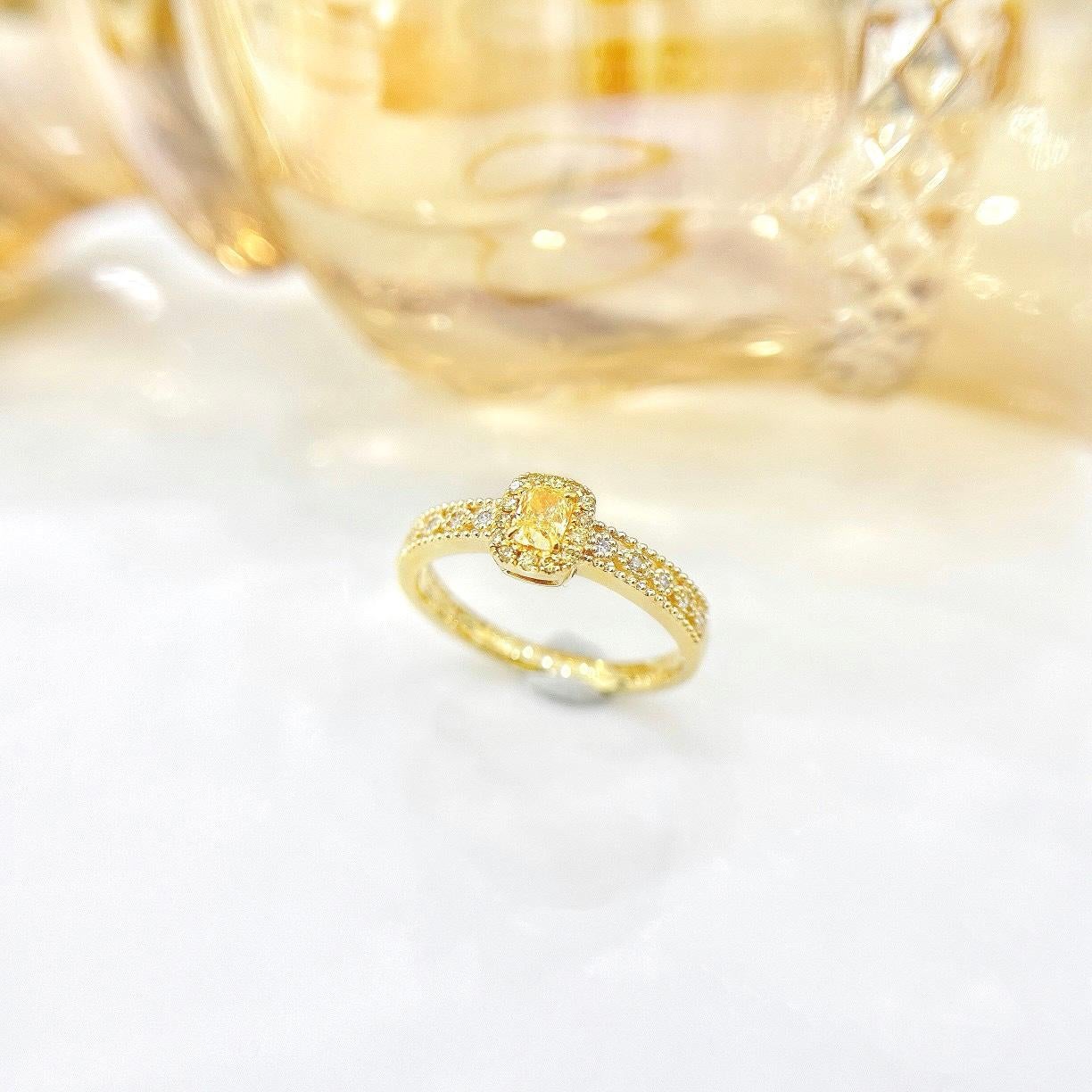 Anello con diamante giallo taglio cuscino in oro bianco 18 carati e diamanti In condizioni Nuovo in vendita a Kowloon, HK
