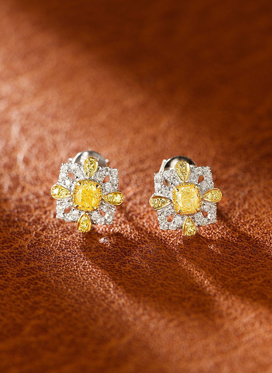 18K White Gold Cushion-Shaped Two-Tone Diamond Stud Earrings In New Condition For Sale In Hong Kong, HK