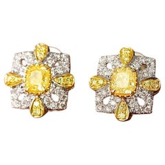 Pendientes de oro blanco de 18 quilates con forma de cojín y dos tonos de diamantes