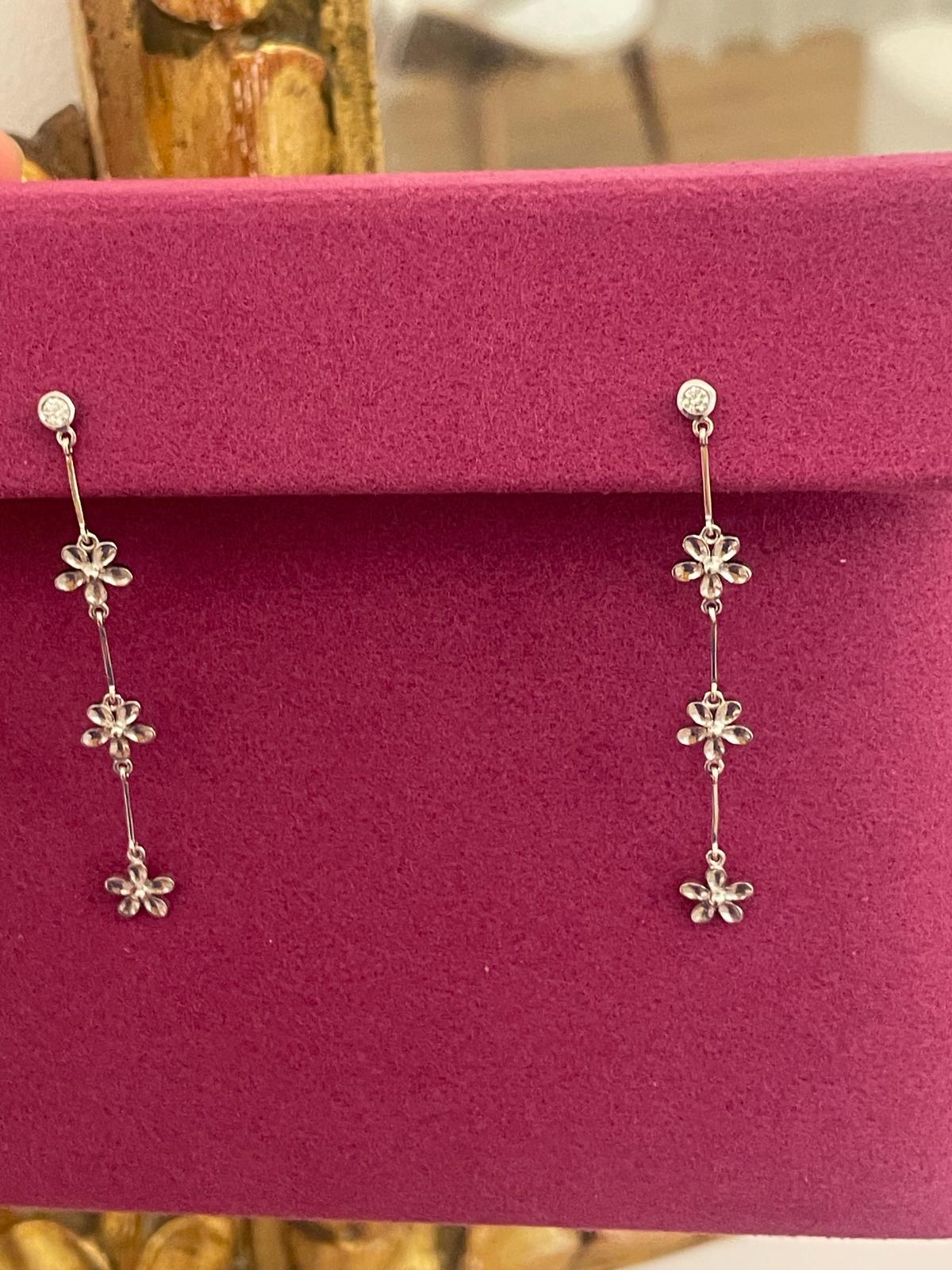 18k white gold daisy diamond drop earrings  In New Condition For Sale In Brisbane, AU
