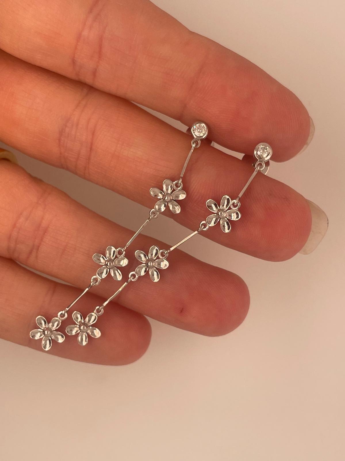 18k white gold daisy diamond drop earrings  For Sale 3