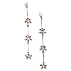 Orecchini a goccia con diamante a margherita in oro bianco 18k