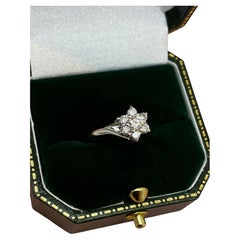 Anillo de oro blanco de 18 quilates con diseño de margarita «Rose» y diamantes en racimo (0,80 ct), con hombros tipo «by-pass».