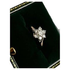 Anillo de oro blanco de 18 quilates con diseño de margarita «Rose» y diamantes en racimo (0,80 ct), con hombros tipo «by-pass».
