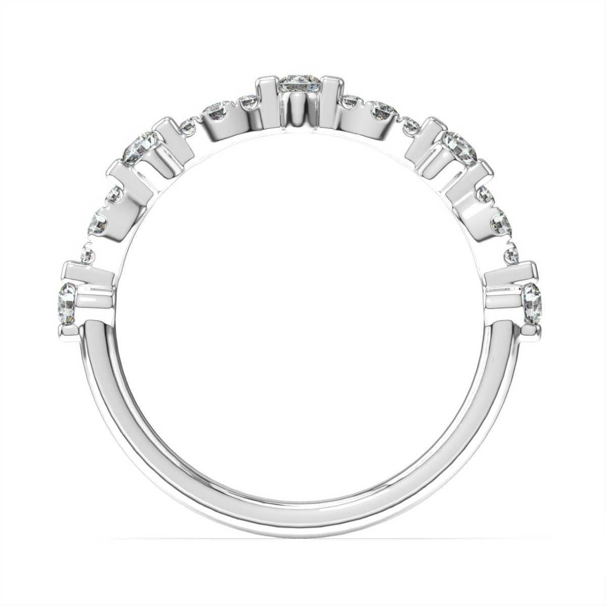 Die obere Hälfte des Rings ist mit runden Brillanten besetzt, die sich in runden und marquiseförmigen Fassungen abwechseln. Erleben Sie den Unterschied!

Einzelheiten zum Produkt: 

Farbe des zentralen Edelsteins: WEISS
Seite Edelstein Typ: