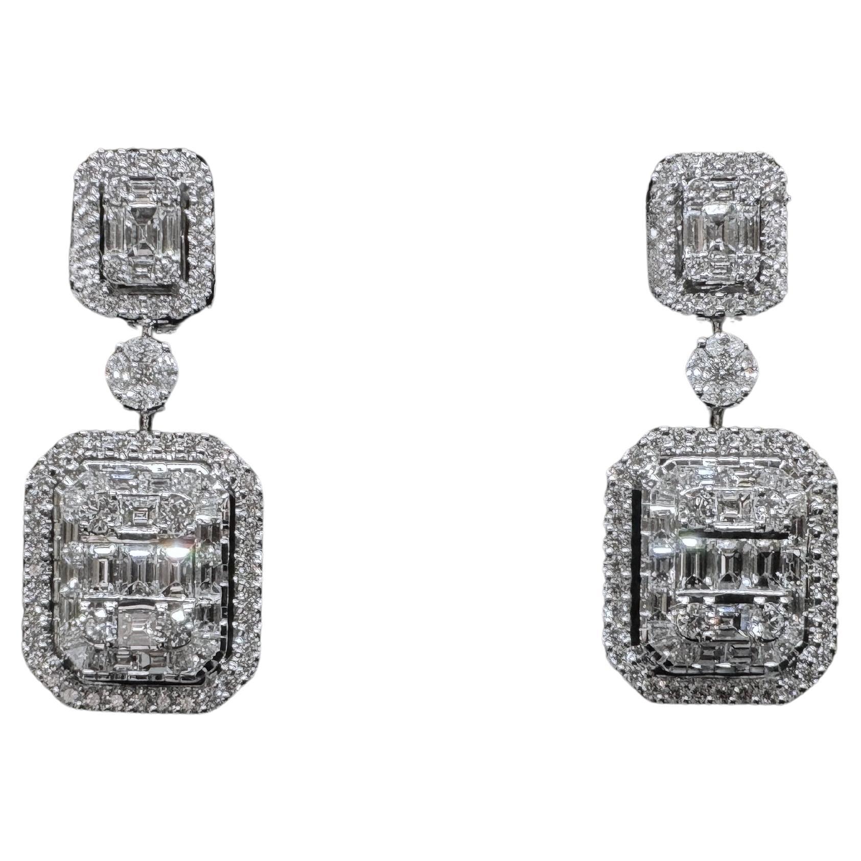 Orecchini con diamanti pendenti in oro bianco 18k in vendita