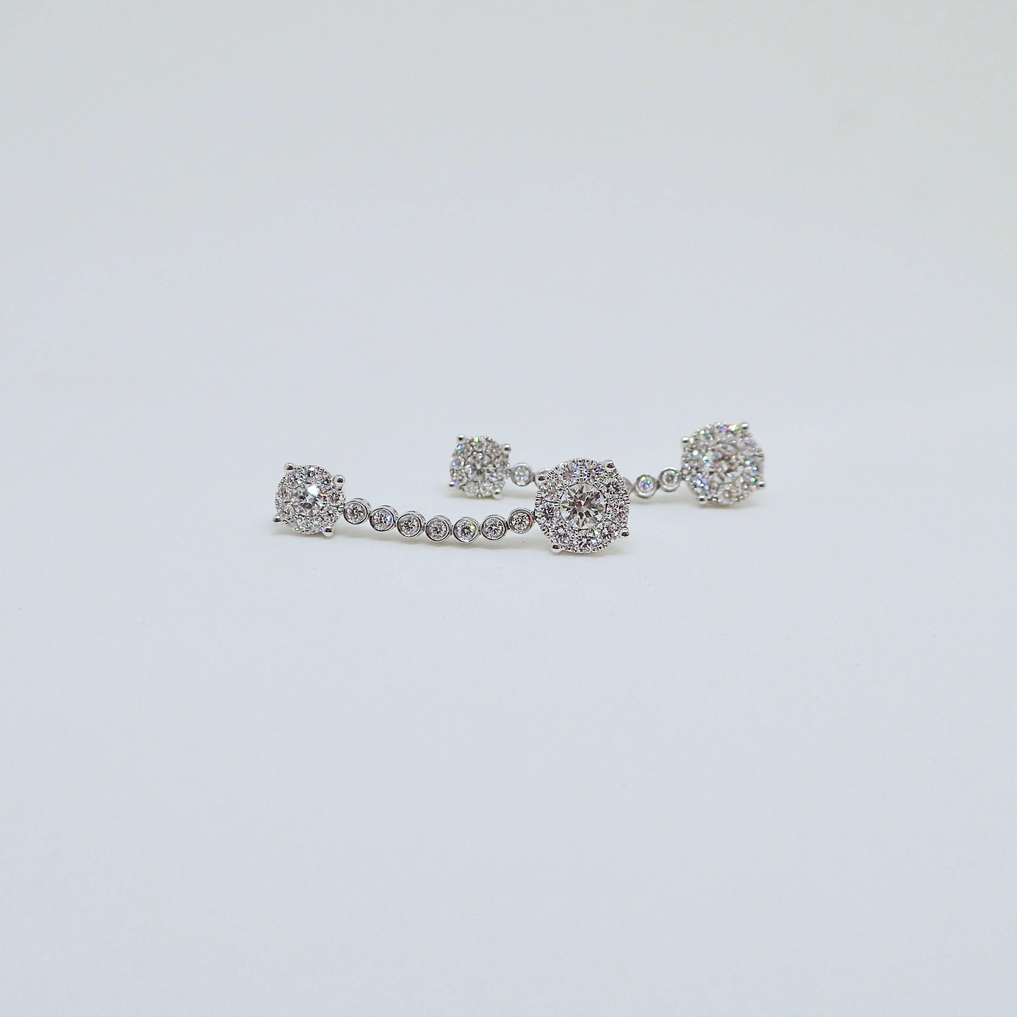 Contemporary 18 Karat Gold Dangle Earrings with 1.47 Carat of Round Brilliant Cut Diamonds