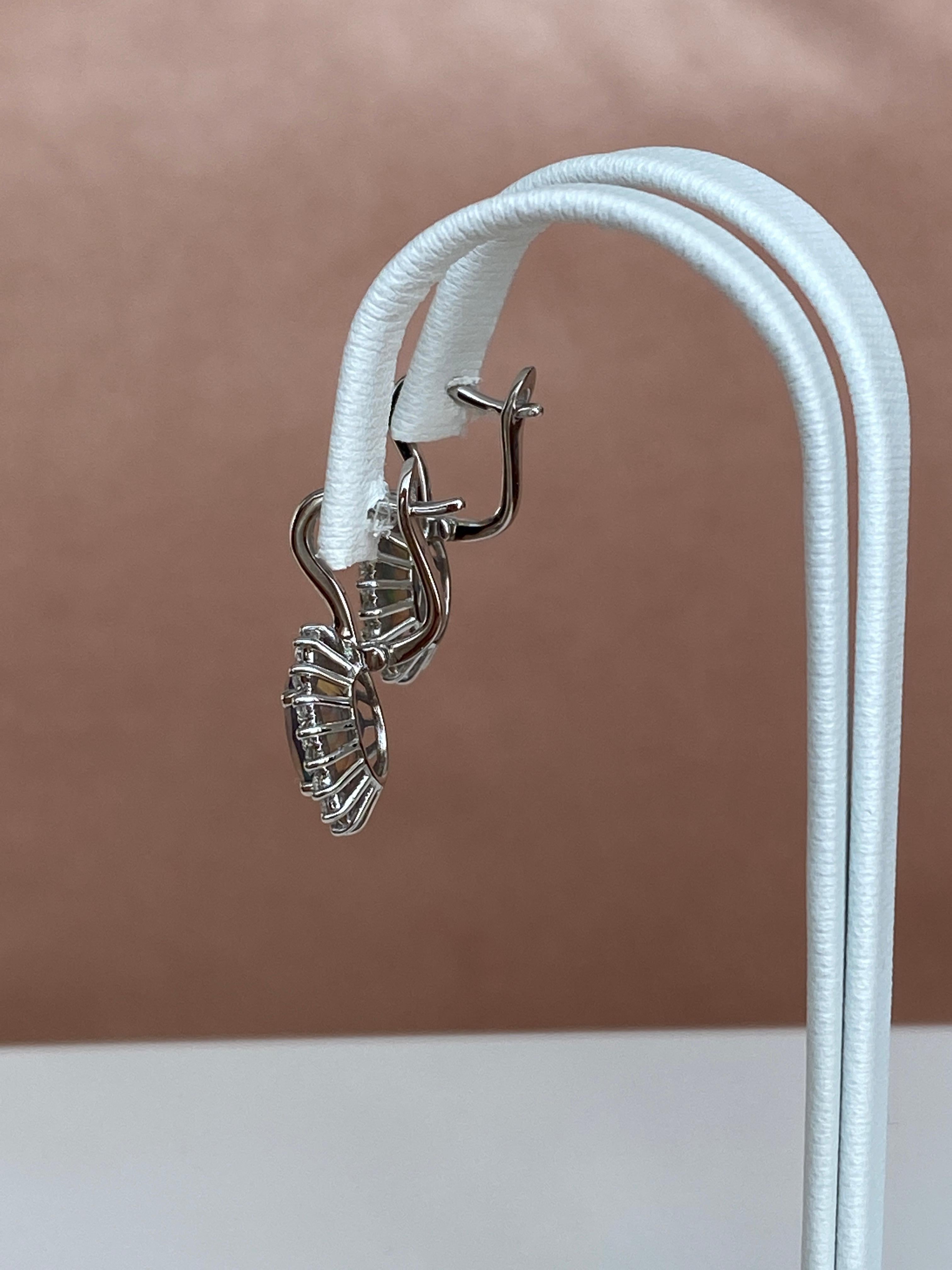 Orecchini pendenti in oro bianco 18 carati con opali australiani neri di fuoco e diamanti in vendita 4