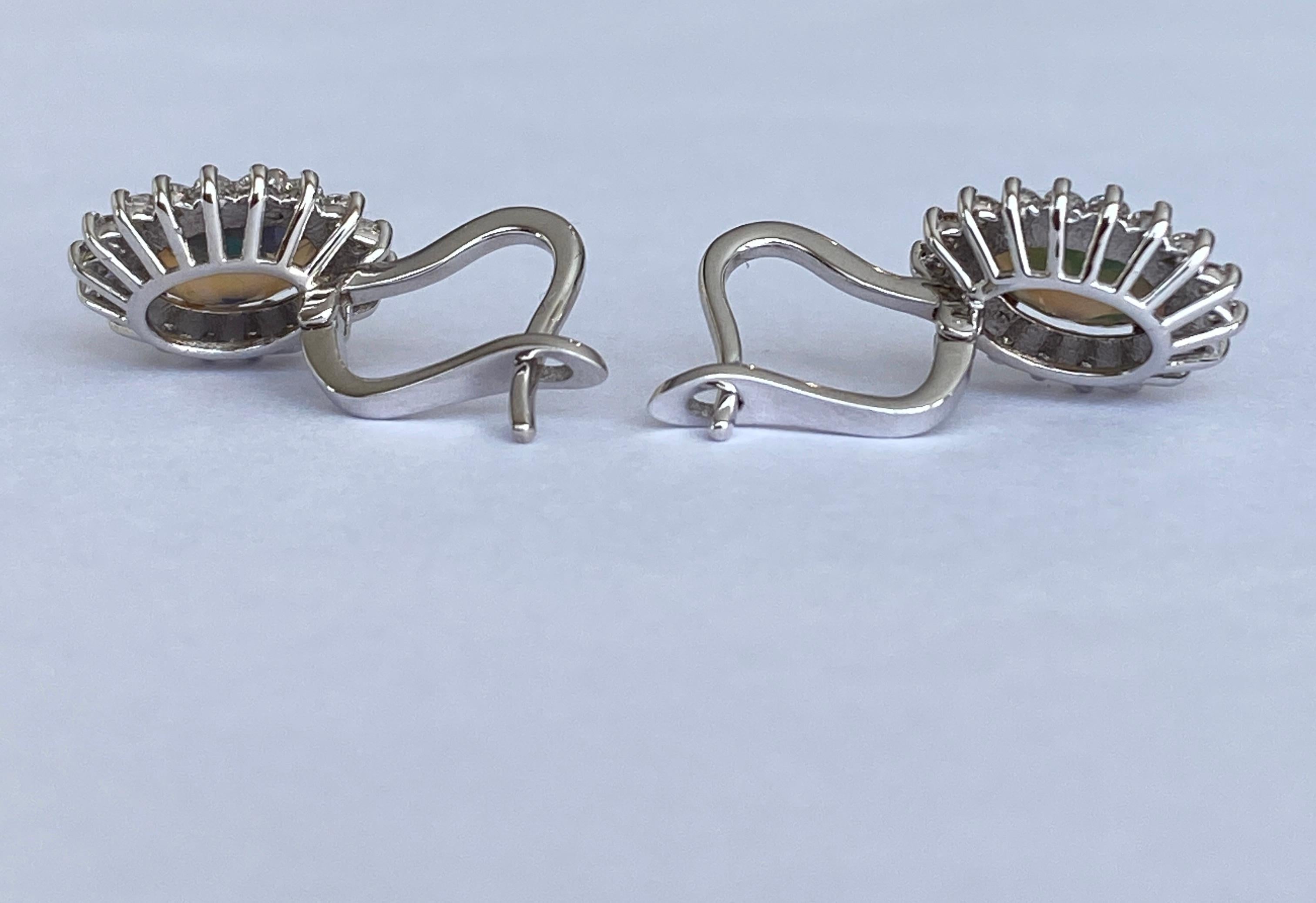 Orecchini pendenti in oro bianco 18 carati con opali australiani neri di fuoco e diamanti in vendita 8