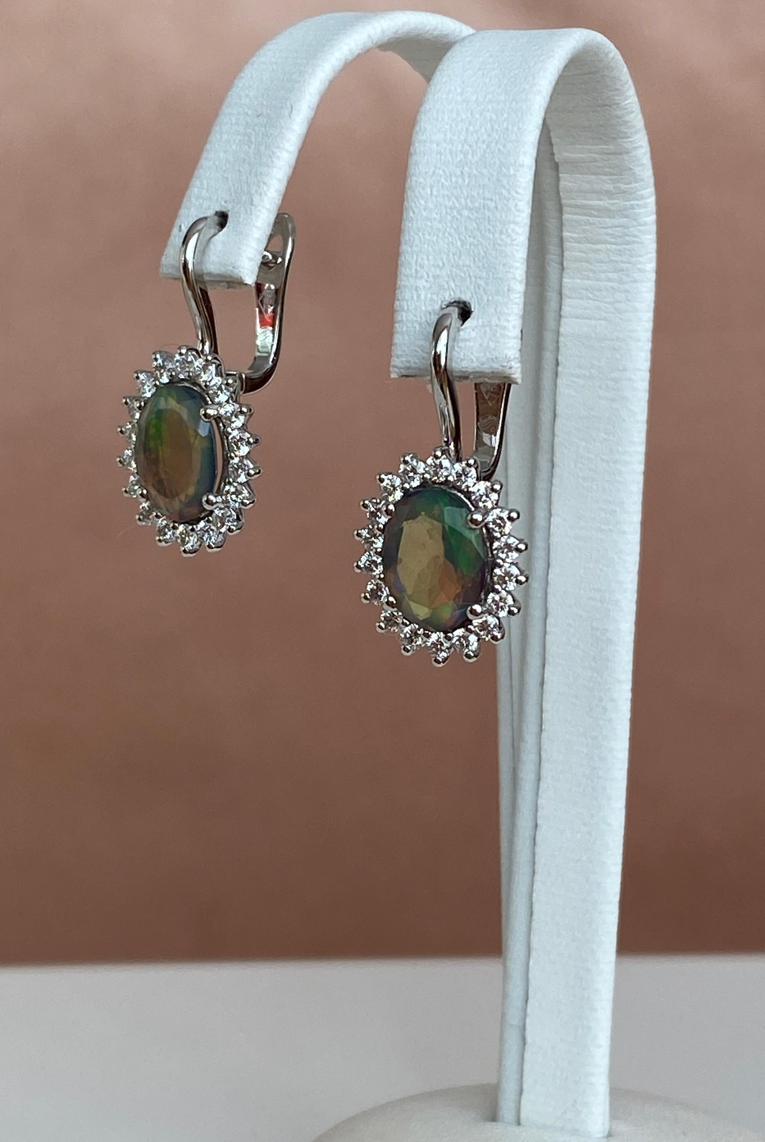 Contemporaneo Orecchini pendenti in oro bianco 18 carati con opali australiani neri di fuoco e diamanti in vendita