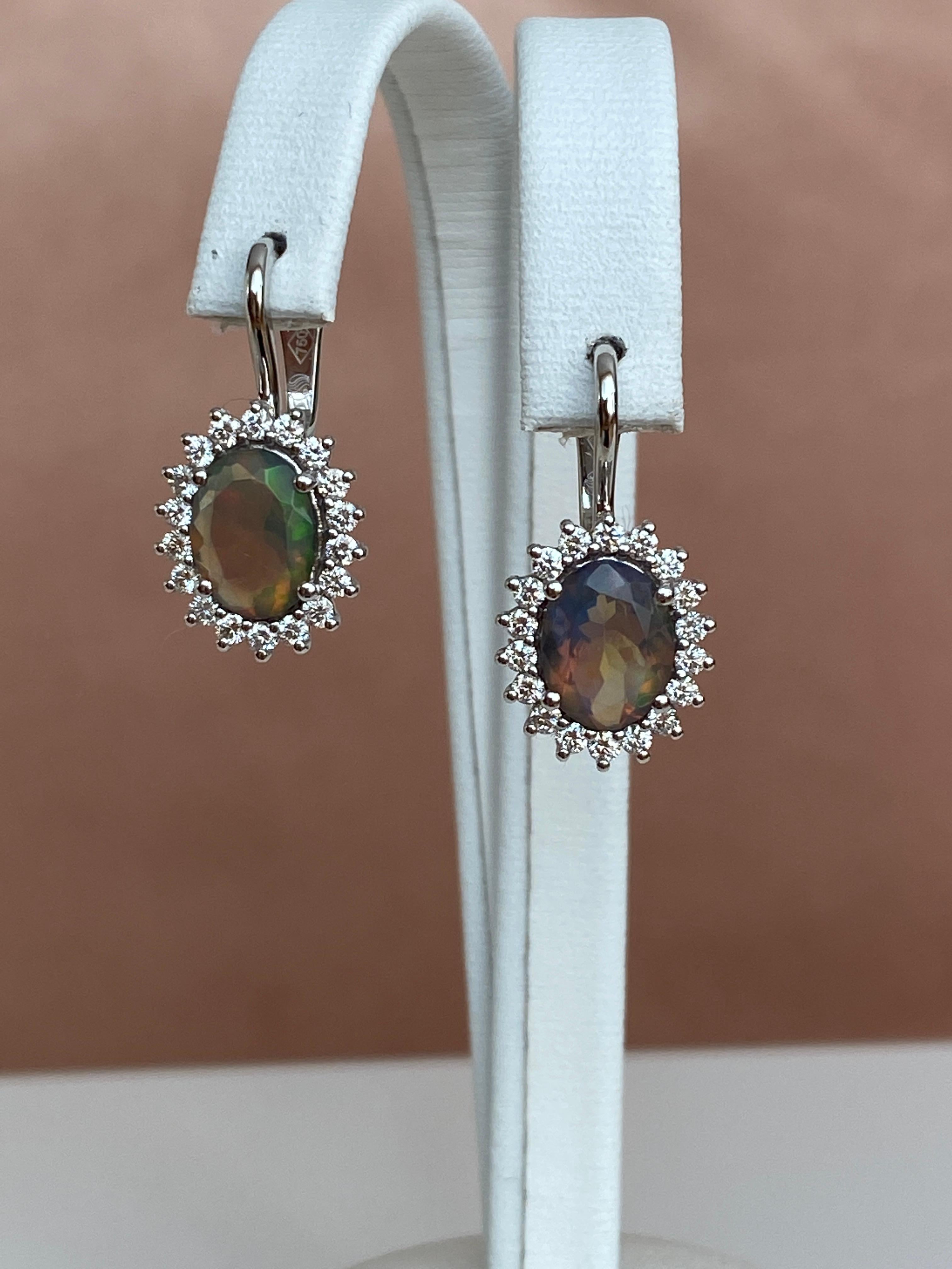 Taglio ovale Orecchini pendenti in oro bianco 18 carati con opali australiani neri di fuoco e diamanti in vendita