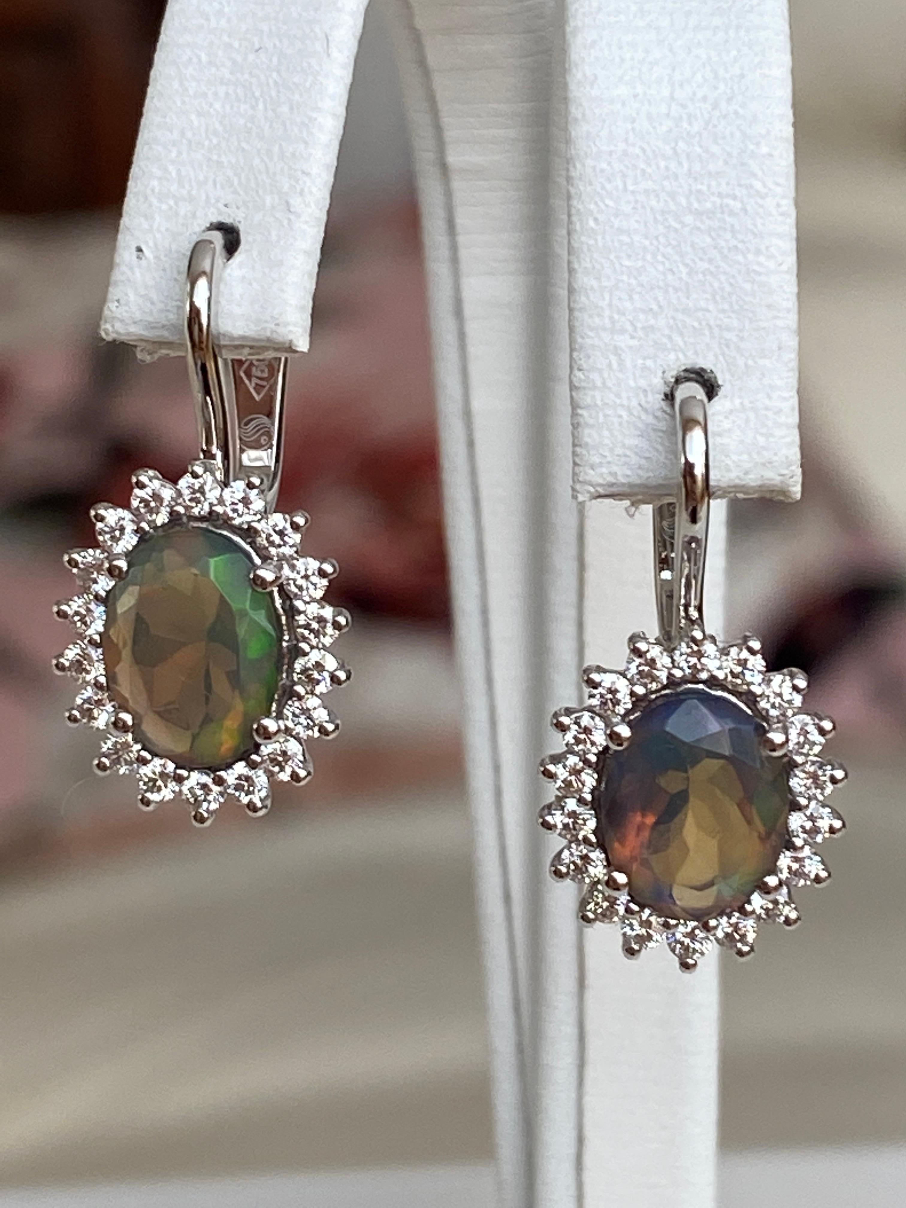 Orecchini pendenti in oro bianco 18 carati con opali australiani neri di fuoco e diamanti In condizioni ottime in vendita a AMSTERDAM, NL