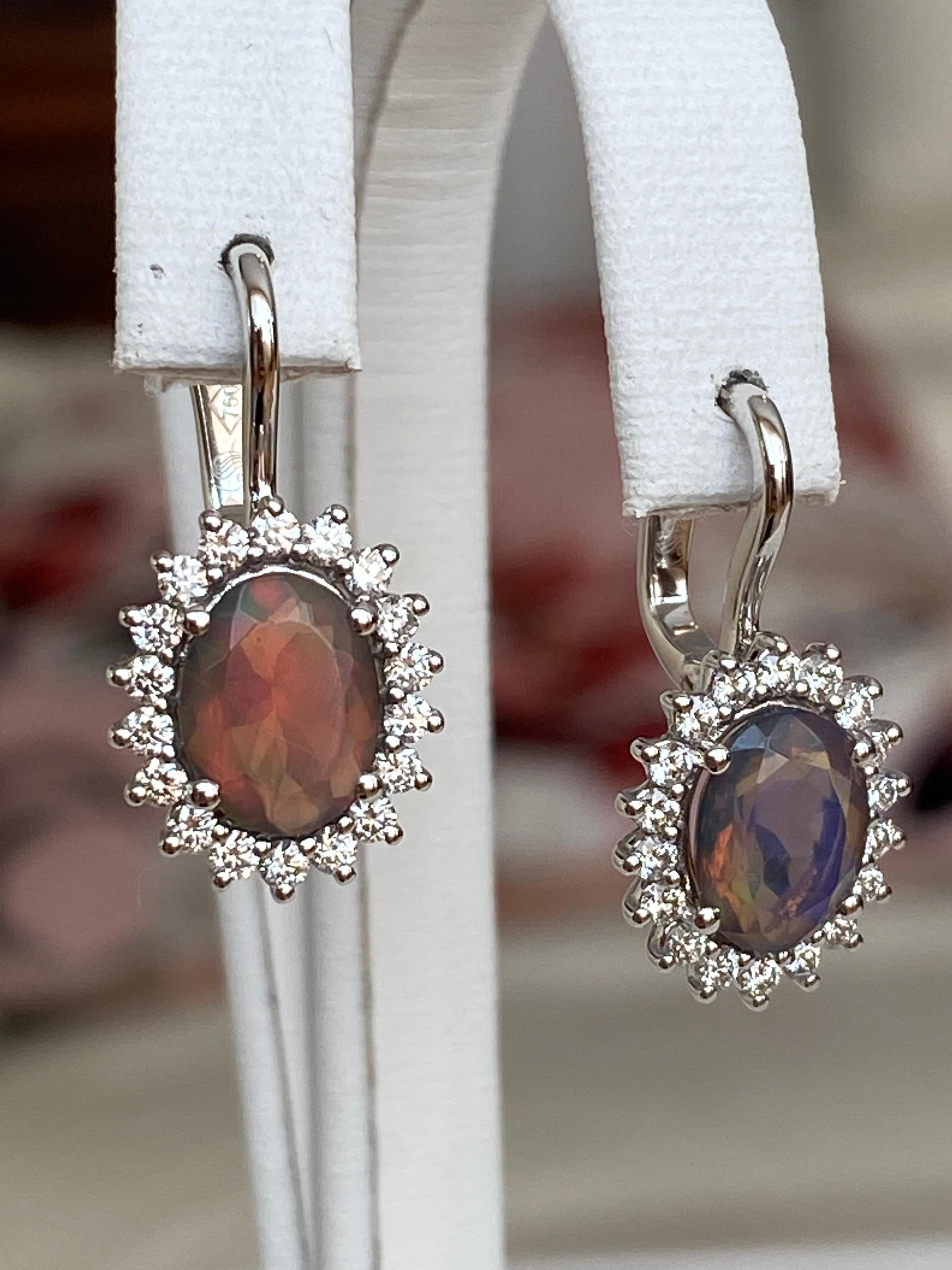 Donna Orecchini pendenti in oro bianco 18 carati con opali australiani neri di fuoco e diamanti in vendita