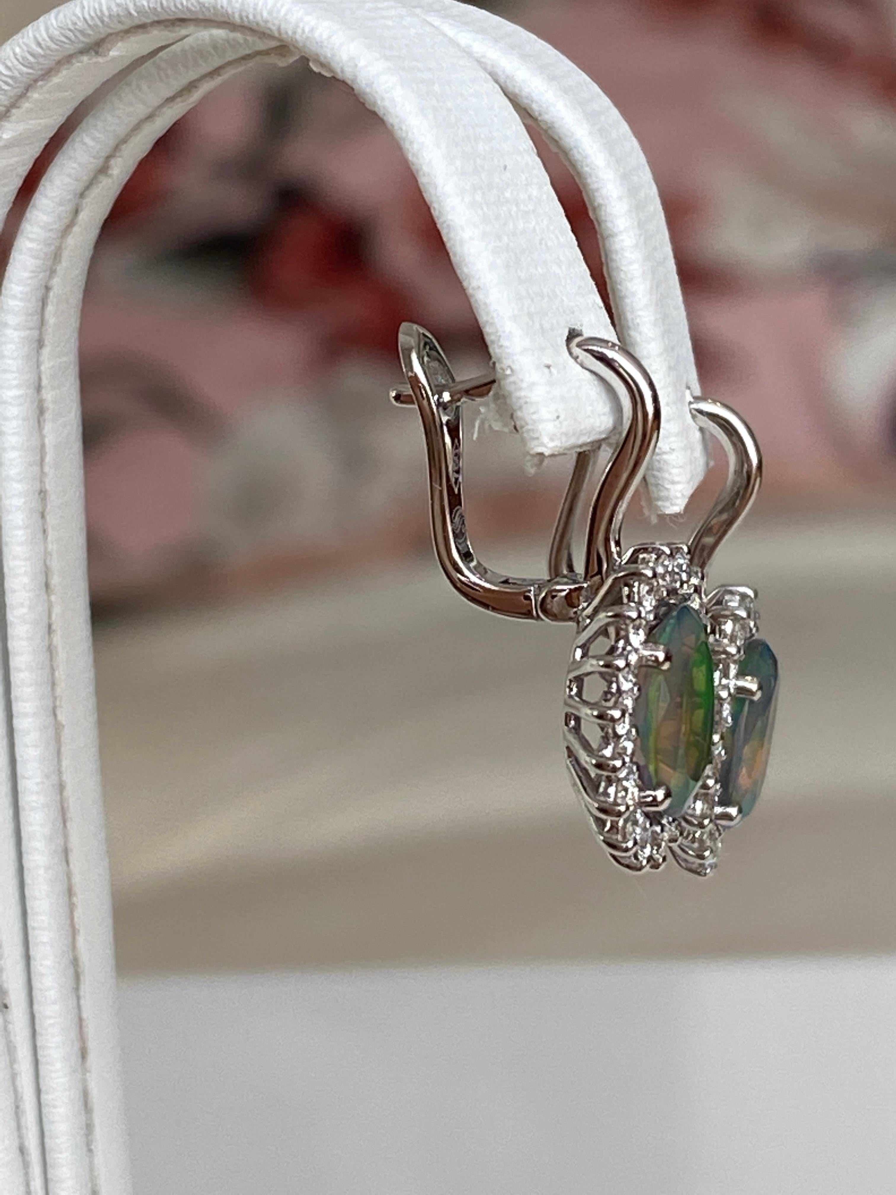 Orecchini pendenti in oro bianco 18 carati con opali australiani neri di fuoco e diamanti in vendita 1