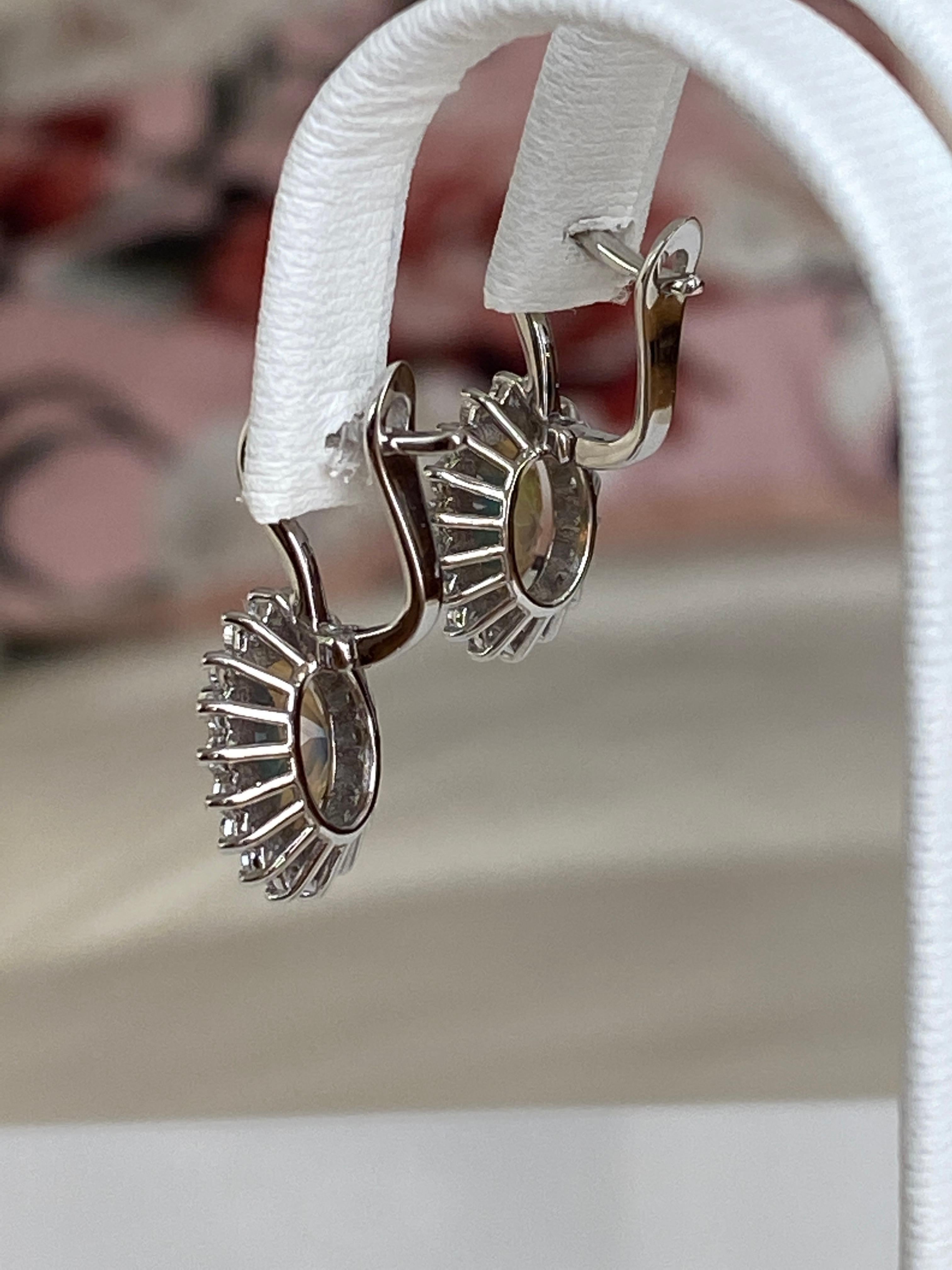 Orecchini pendenti in oro bianco 18 carati con opali australiani neri di fuoco e diamanti in vendita 2