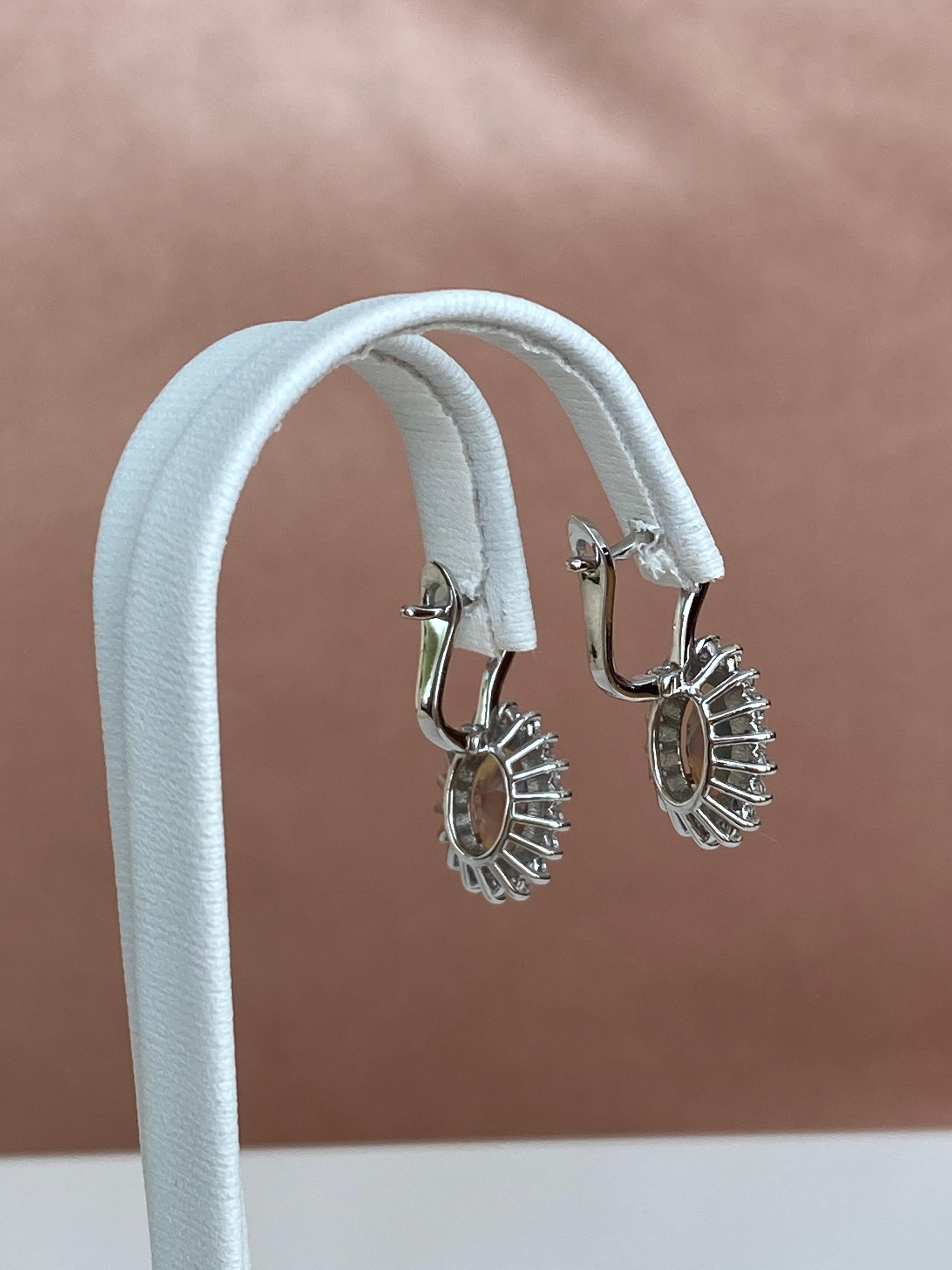 Orecchini pendenti in oro bianco 18 carati con opali australiani neri di fuoco e diamanti in vendita 3