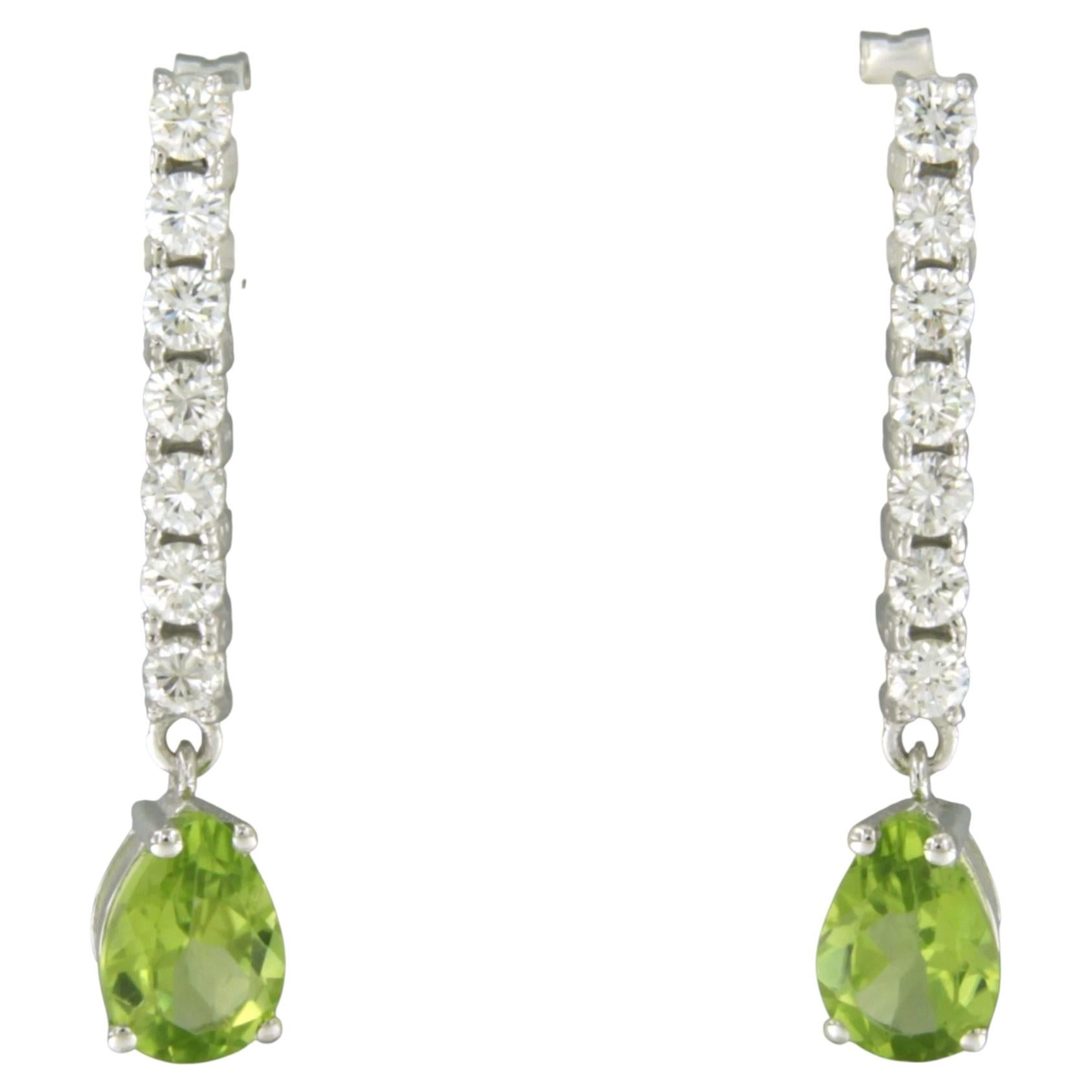 Boucles d'oreilles pendantes en or blanc 18 carats, avec un péridot de 1,64 ct et des diamants de 0,66 ct