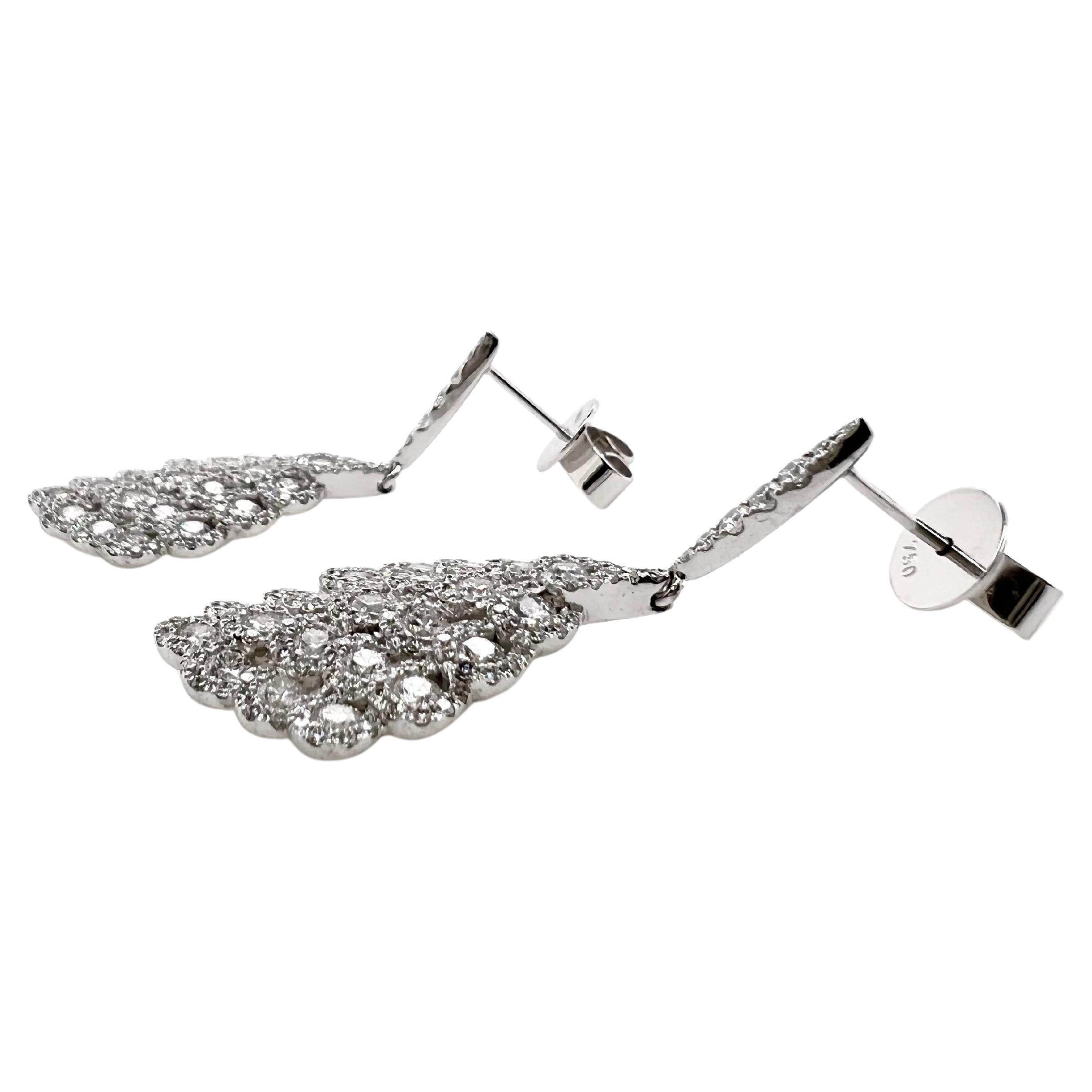 These absolute fabulous dangling earrings are set in 18k white gold  with a honeycomb motif that is eye catching.  The amazing craftsmanship is evident and these earrings will get everyone's attentions!


Diamonds: 4.22, Round Brilliant
Metal: 18k