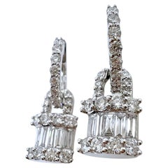 Boucles d'oreilles pendantes en or blanc 18k avec diamants