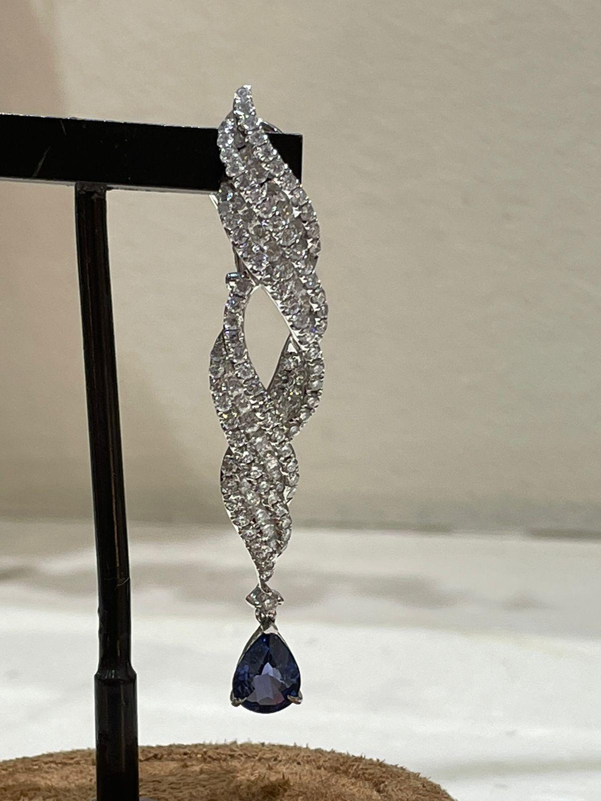 18k White Gold Dangling Earrings with Blue Sapphire and Round Cut Diamonds In New Condition For Sale In Abu Dhabi, Abu Dhabi
