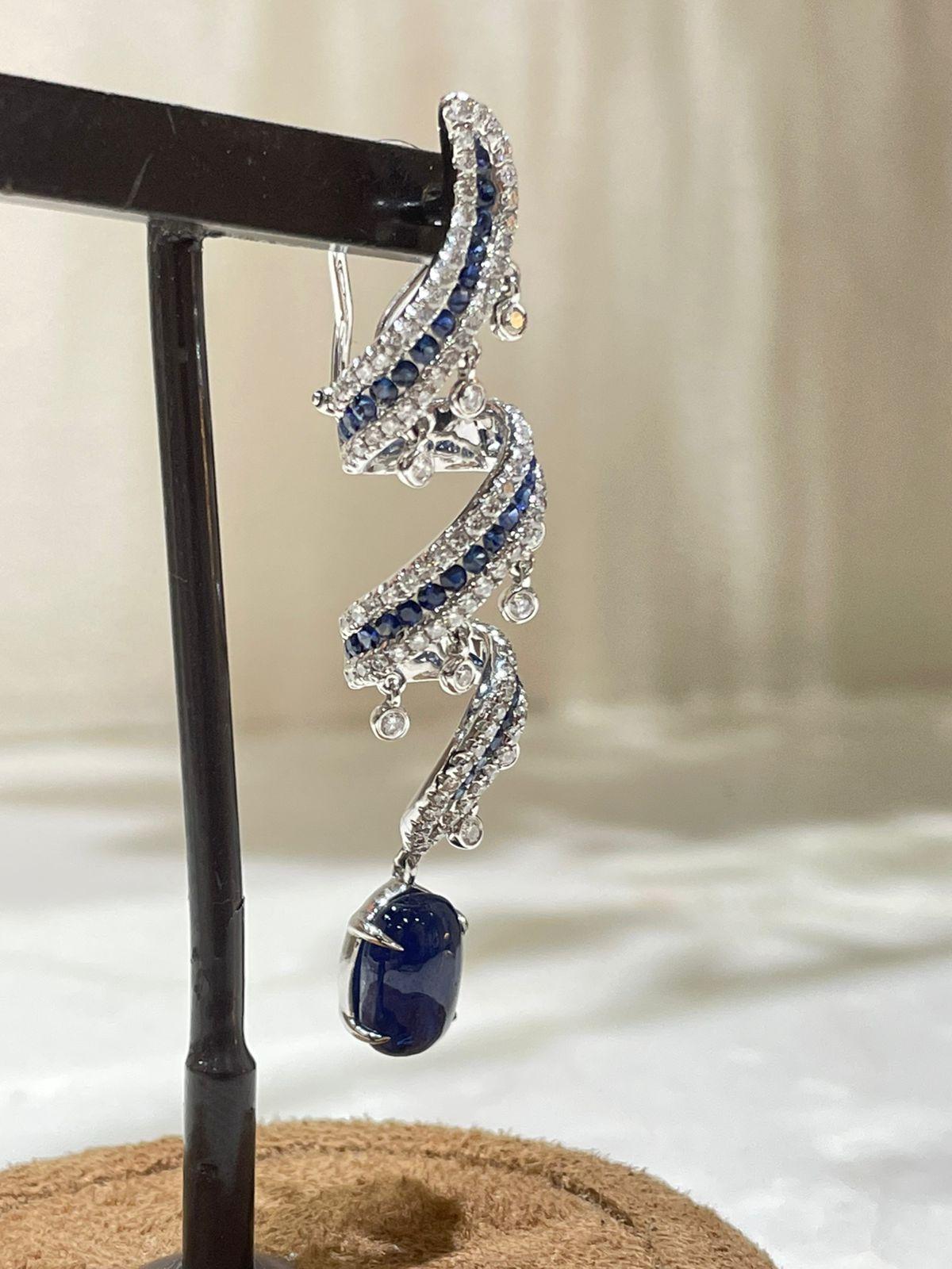 18k White Gold Dangling Earrings with Blue Sapphires and Round Cut Diamonds In New Condition For Sale In Abu Dhabi, Abu Dhabi