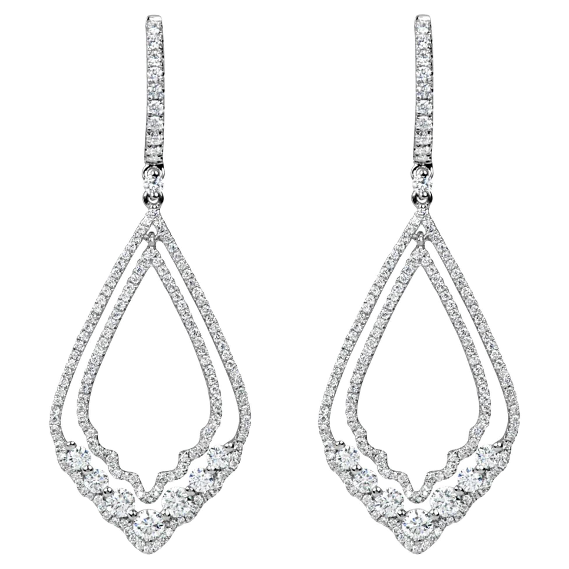 Boucles d'oreilles pendantes en or blanc 18K avec diamants