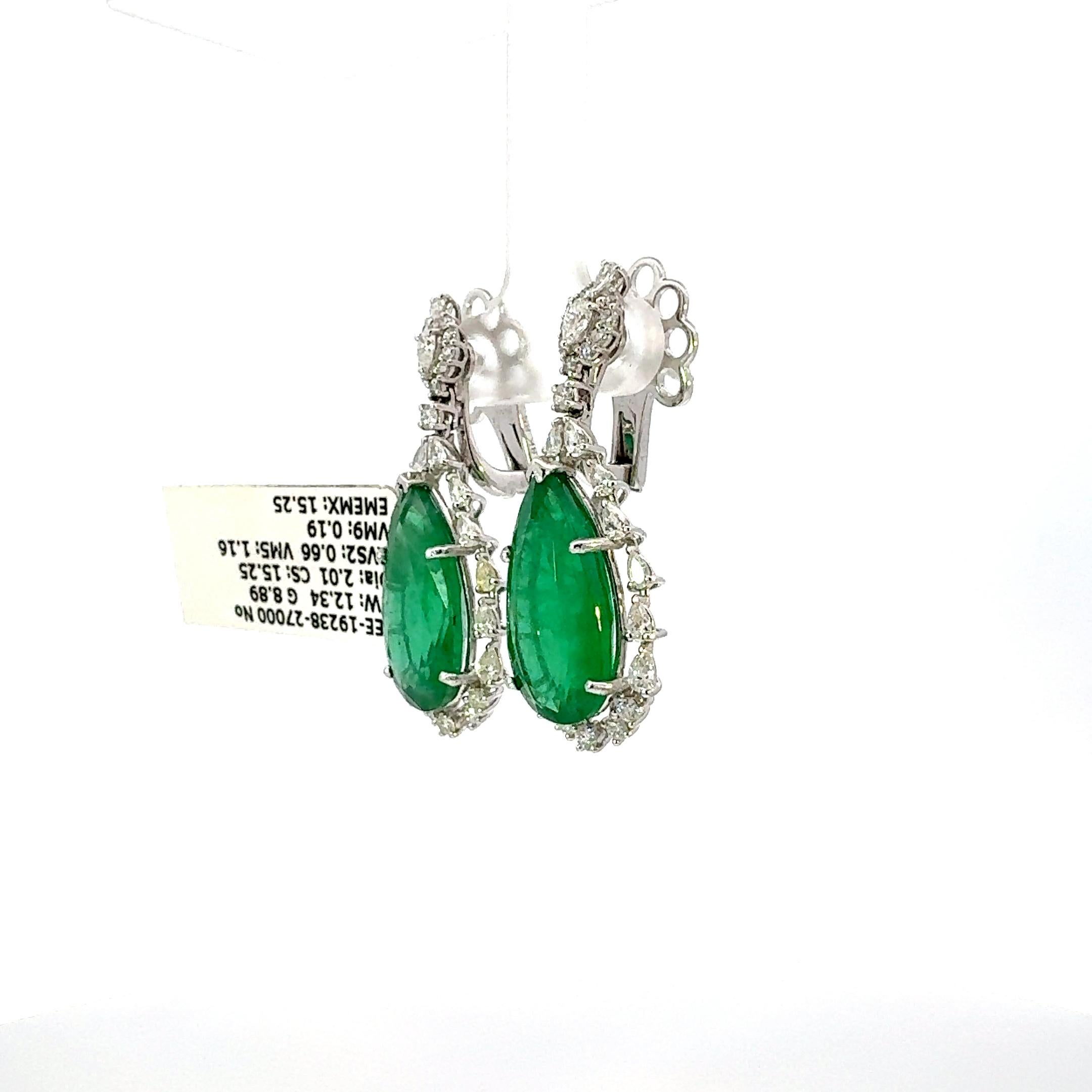Numéro d'article 8236

Boucles d'oreilles pendantes en or blanc 18 carats avec 2.01ct de diamants et 15.25ct d'émeraude. 
(2) Émeraude verte en forme de poire d'un poids total de 15,25 carats sertie dans une paire de boucles d'oreilles en or blanc