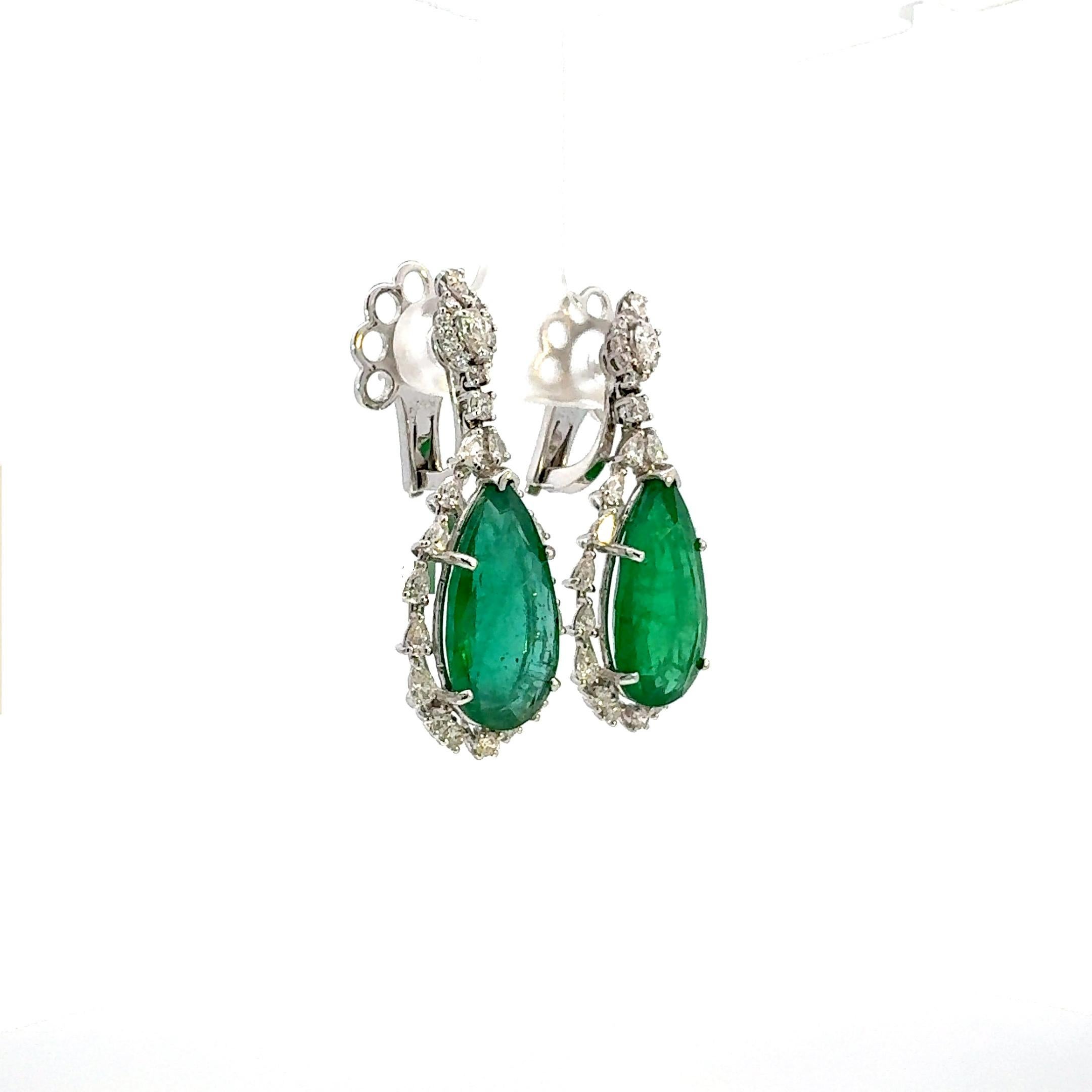 Taille émeraude Boucles d'oreilles pendantes en or blanc 18K avec émeraudes et diamants en vente
