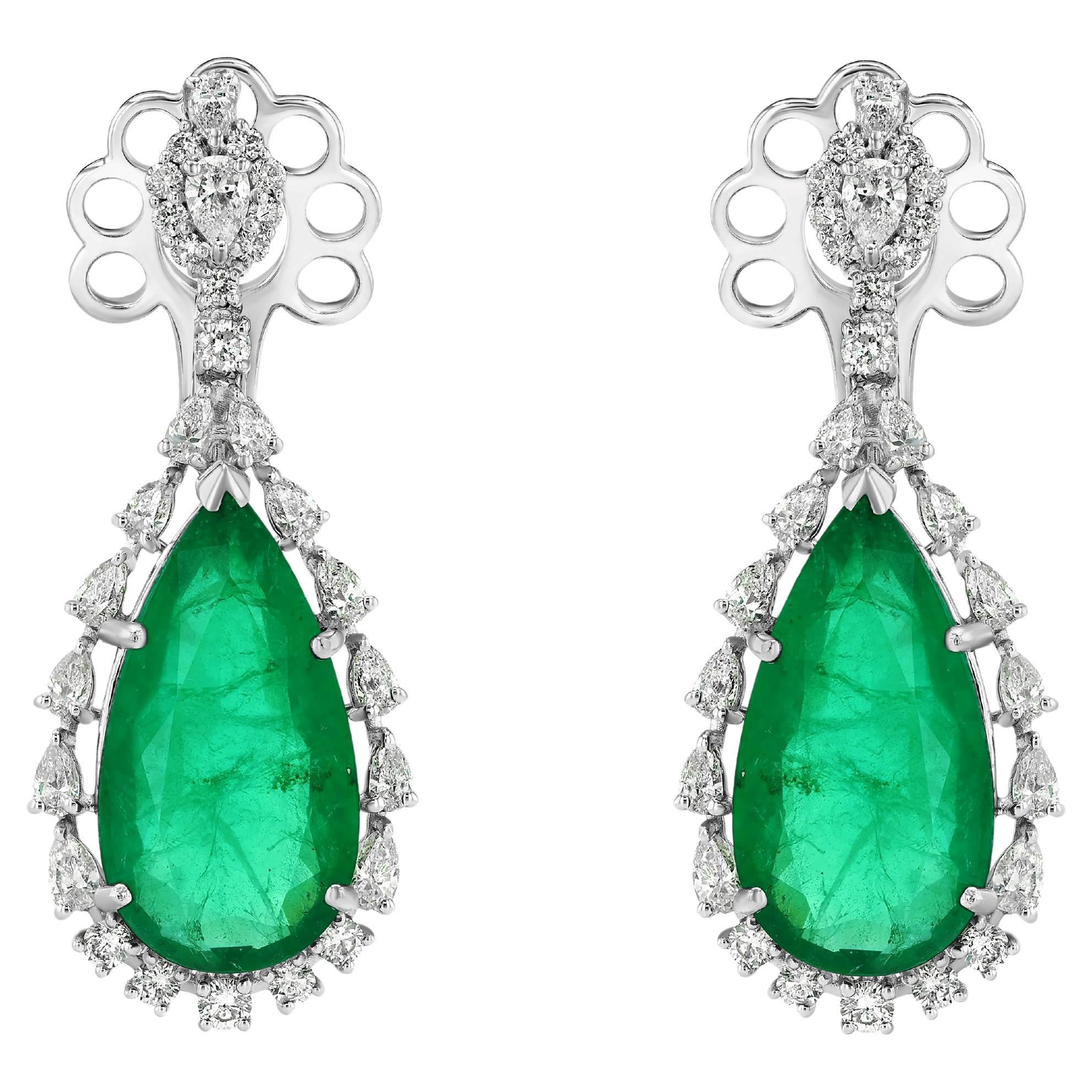 Boucles d'oreilles pendantes en or blanc 18K avec émeraudes et diamants