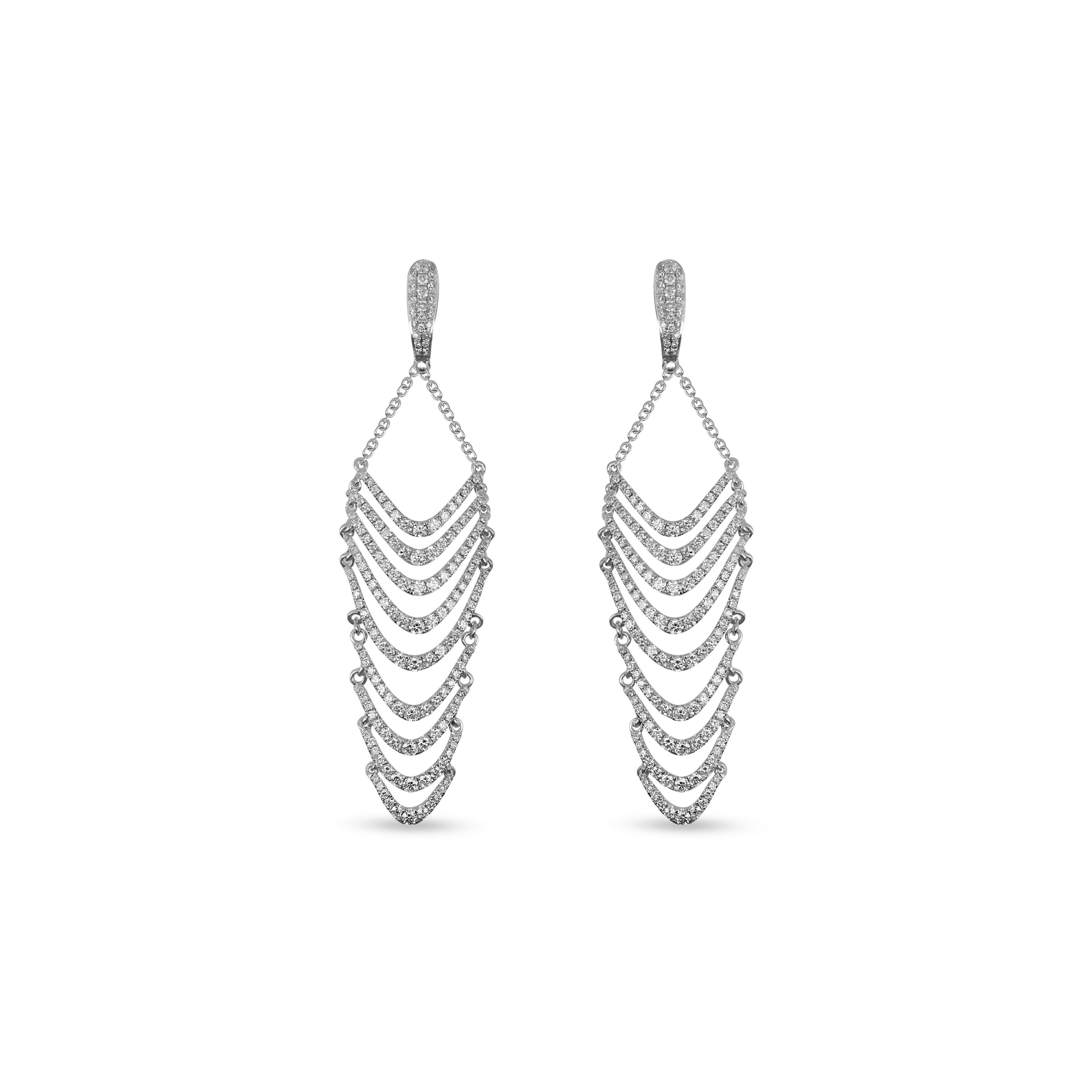 18k White Gold Dangling Earrings with Round Cut Diamonds  In New Condition For Sale In Abu Dhabi, Abu Dhabi